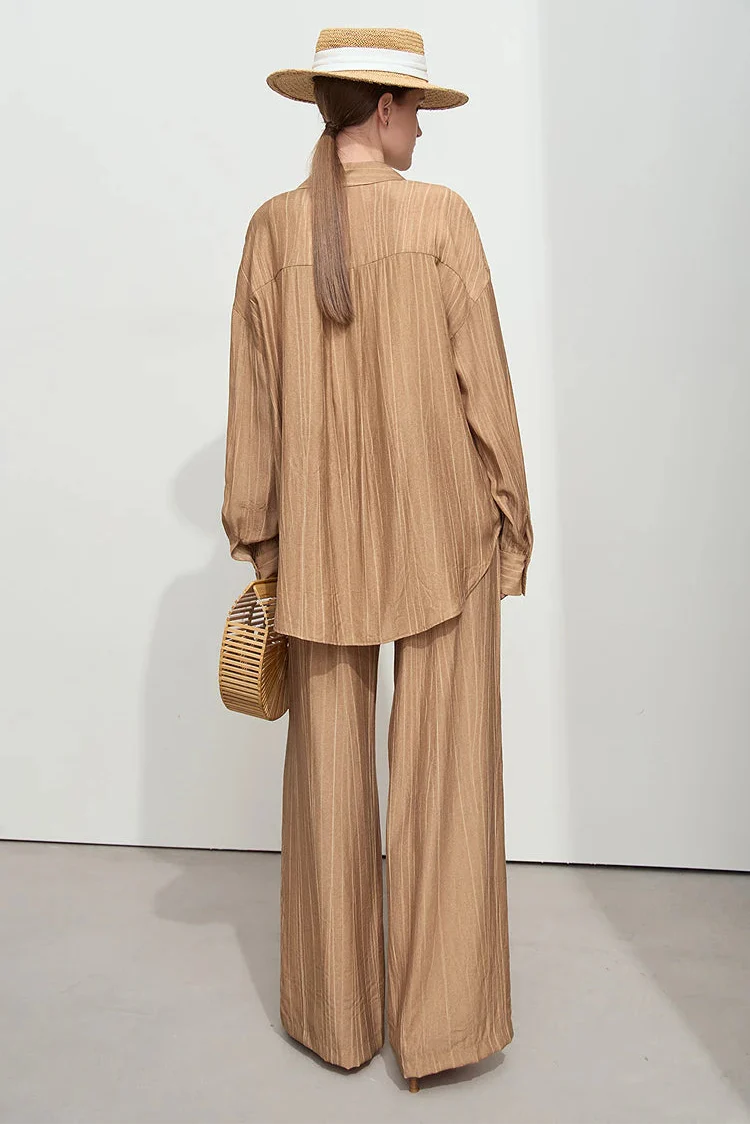 Minimalistyczny luźny komplet koszuli i spodni