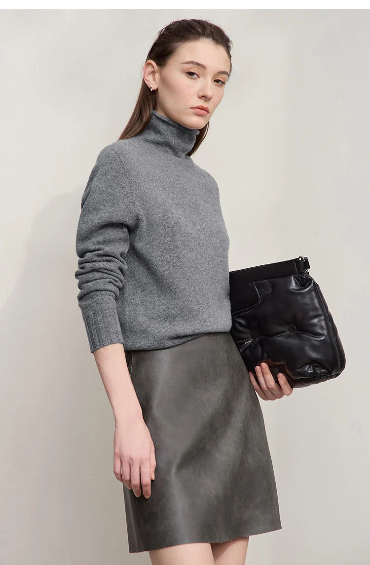 Luźny, swobodny, uniwersalny sweter z wełny