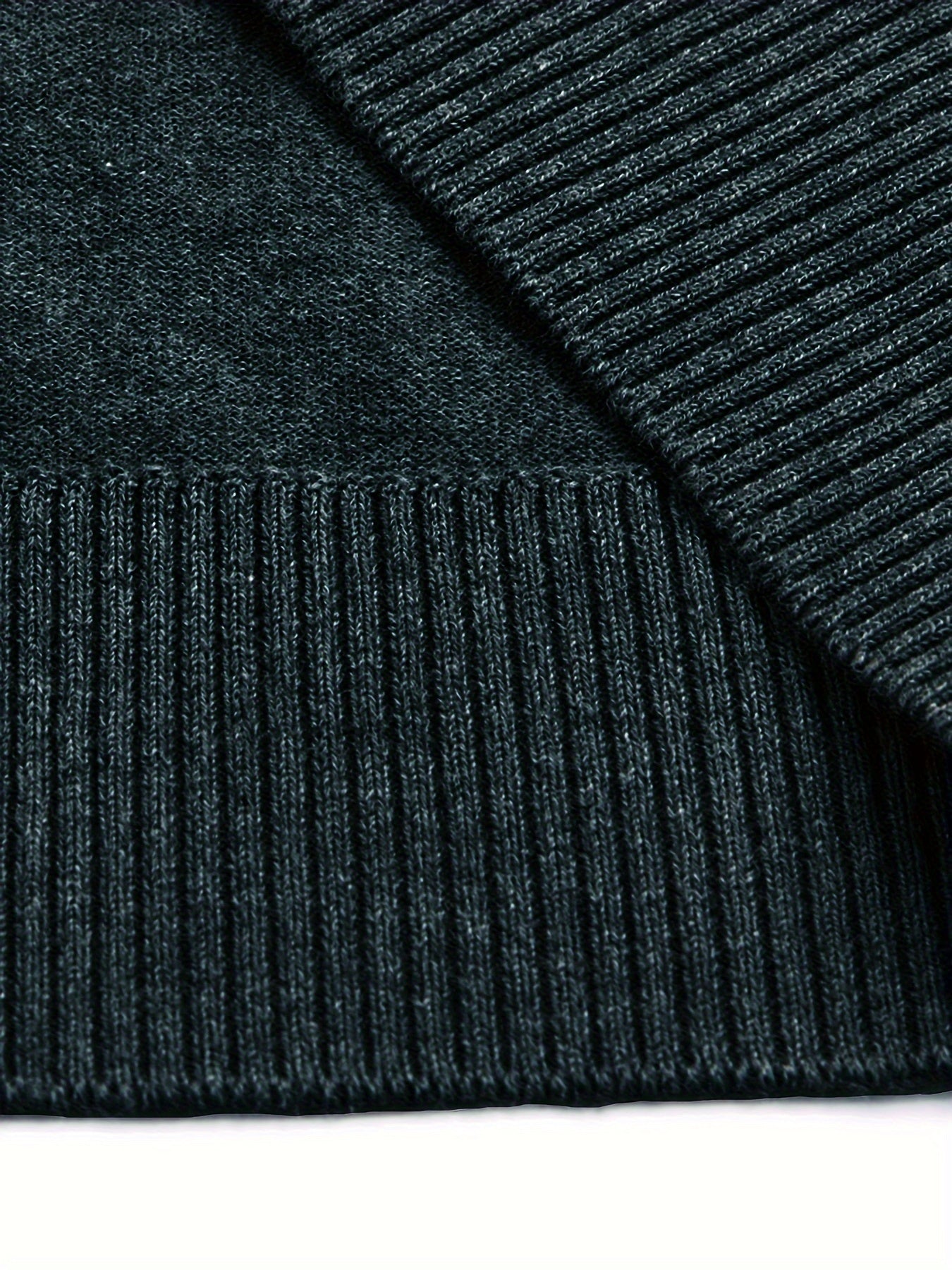 Stylowy sweter mêski w paski z klapami