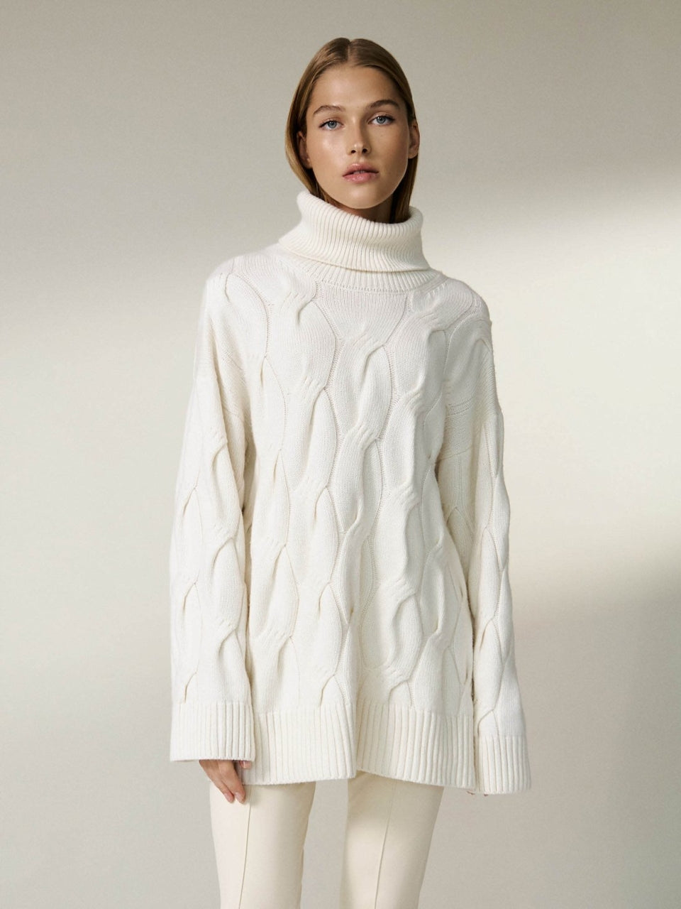 Biaęy sweter damski o luŸnym splocie