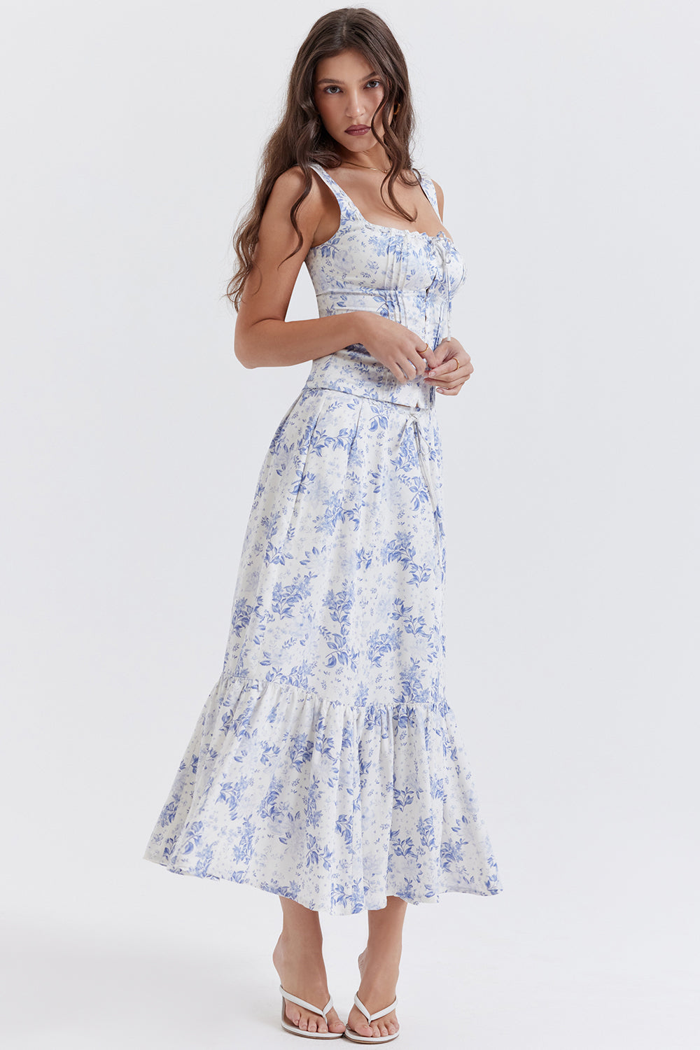 Niebieski top w kwiaty ze spódnicą midi