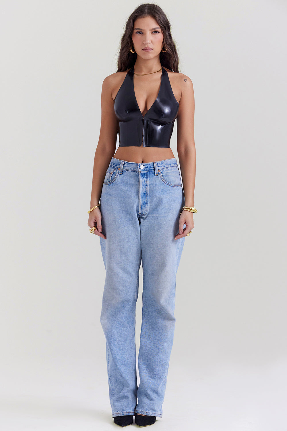 Czarny lateksowy top wiązany na szyi