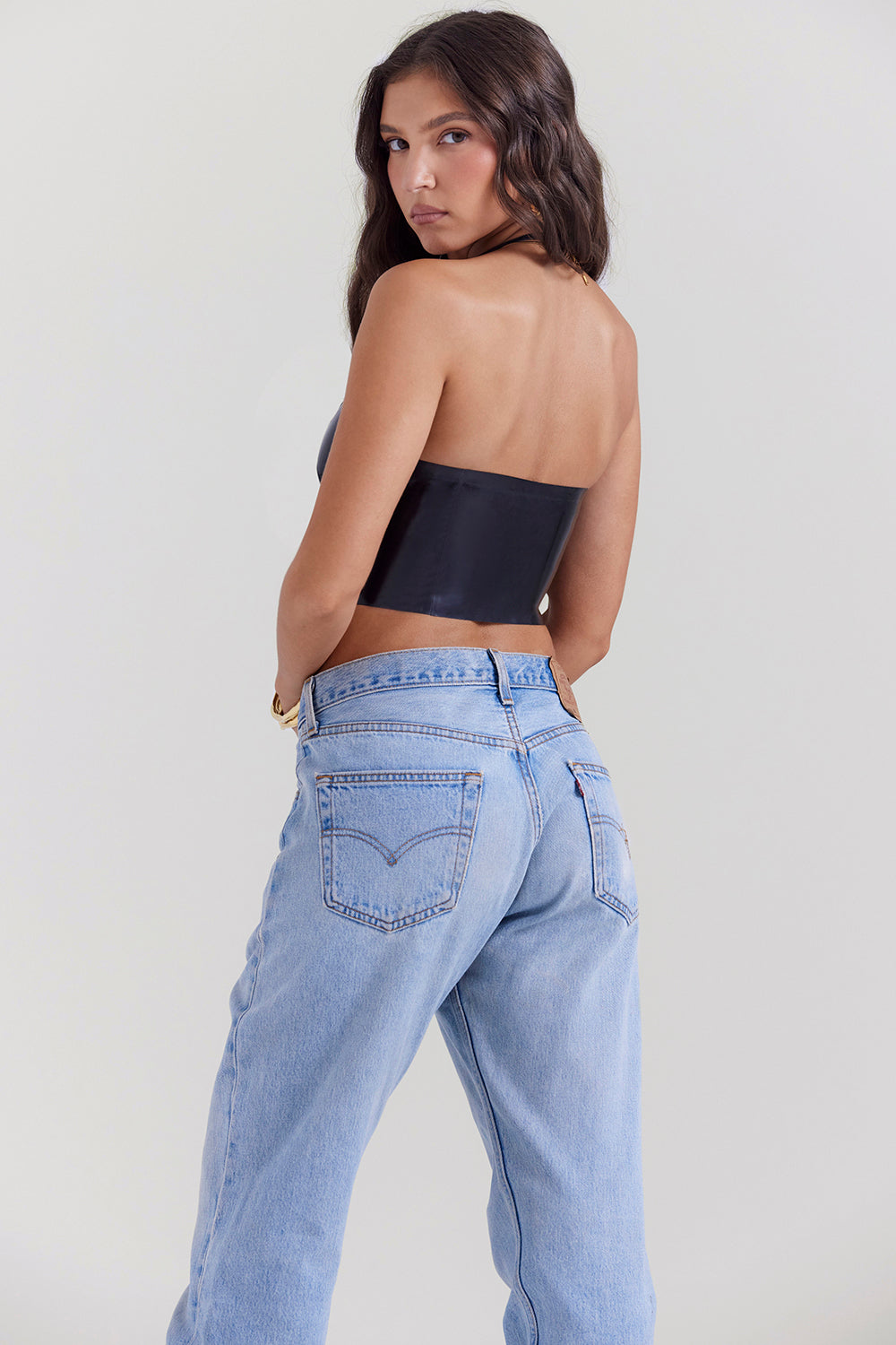 Czarny lateksowy top wiązany na szyi