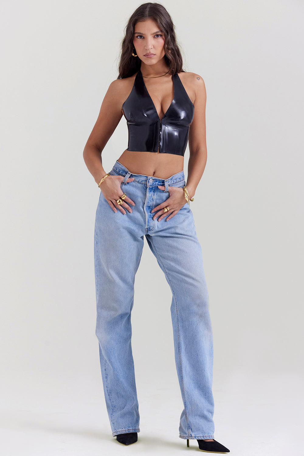 Czarny lateksowy top wiązany na szyi