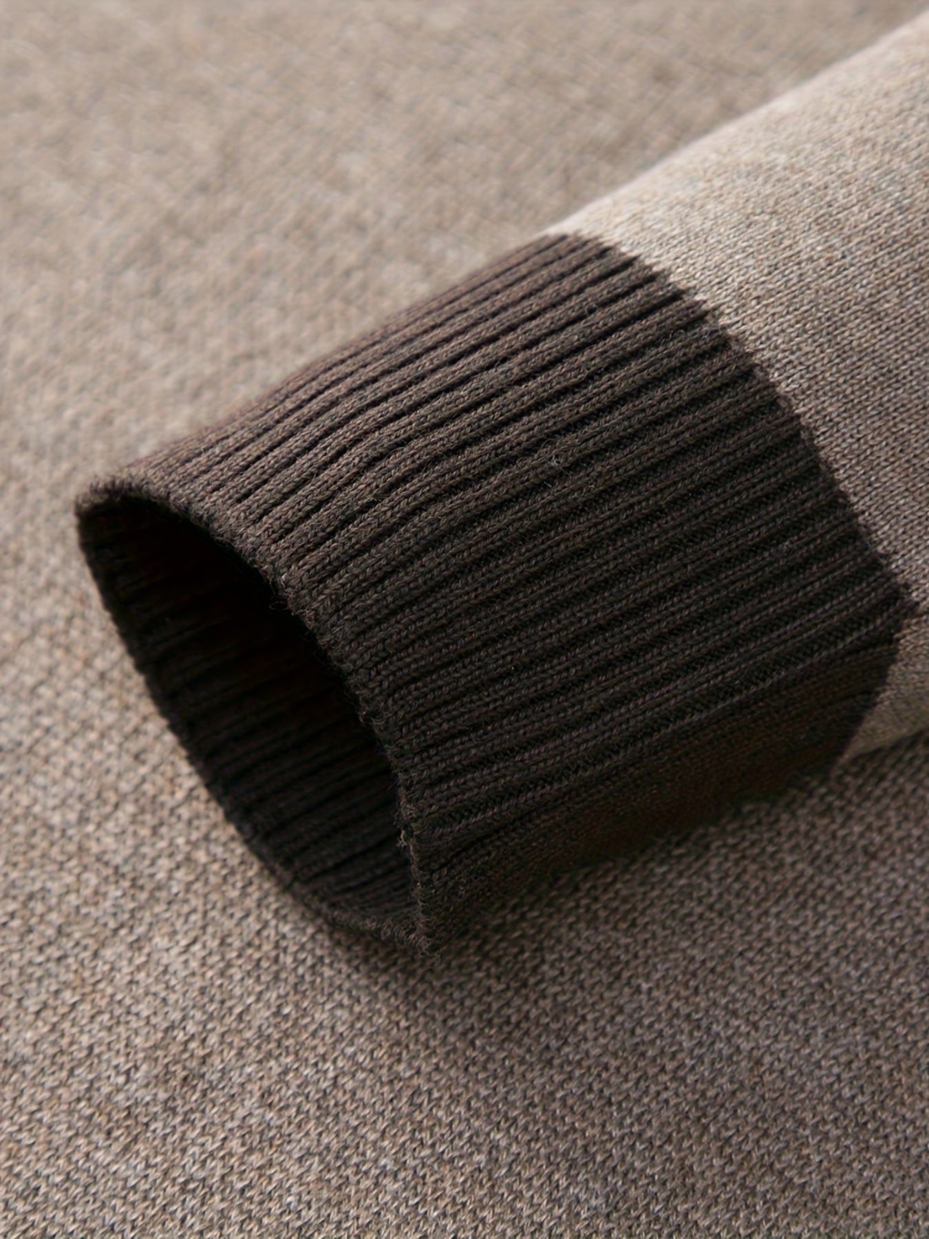 Sweter mêski o luŸnej dzianinie