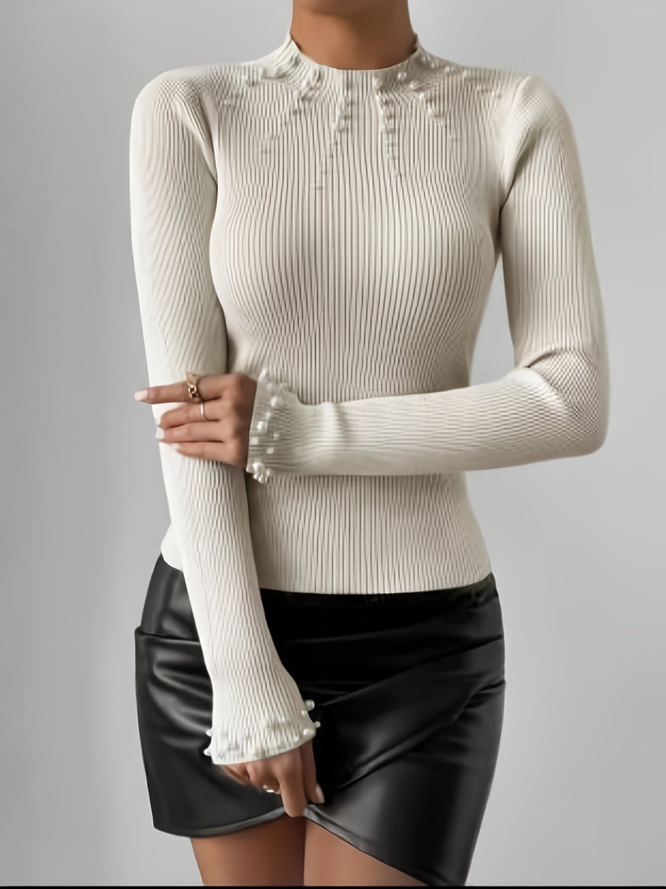 Sweter z wysokim koęnierzem i peręową dekoracją