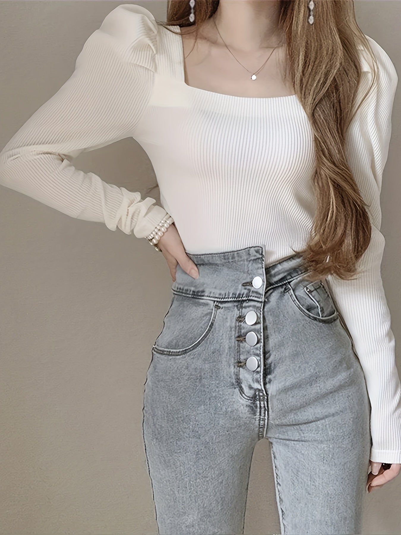 Biaęa koszulka z kwadratowym dekoltem