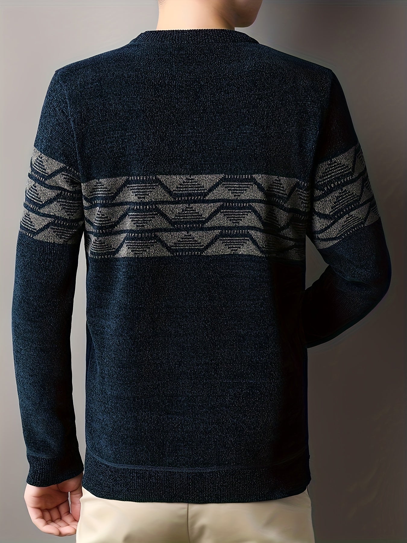 Wąski sweter z dzianiny w etniczny wzór