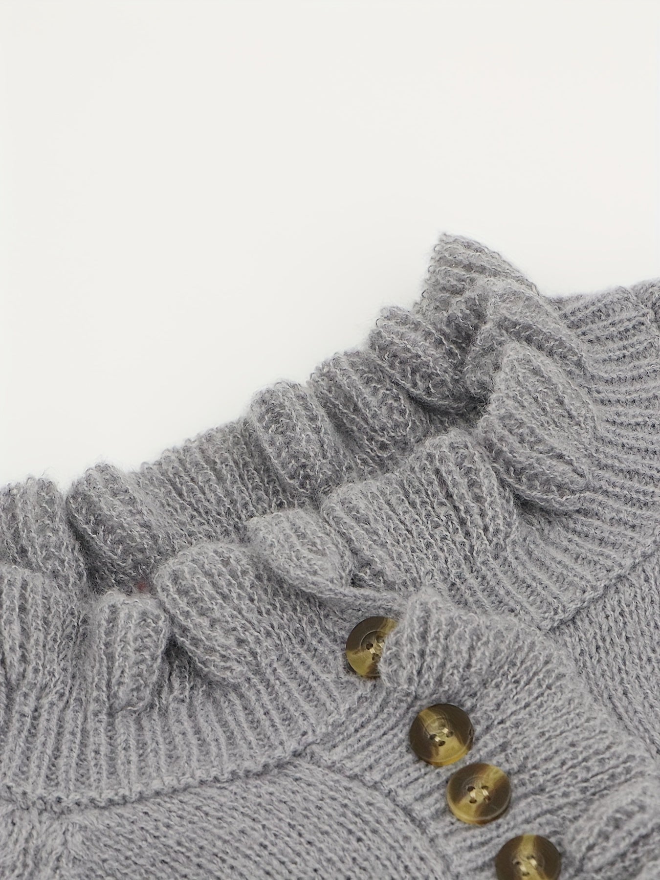 Sweter z dekoltem w ksztaęcie litery V i falbankami u doęu zapinanymi na guziki