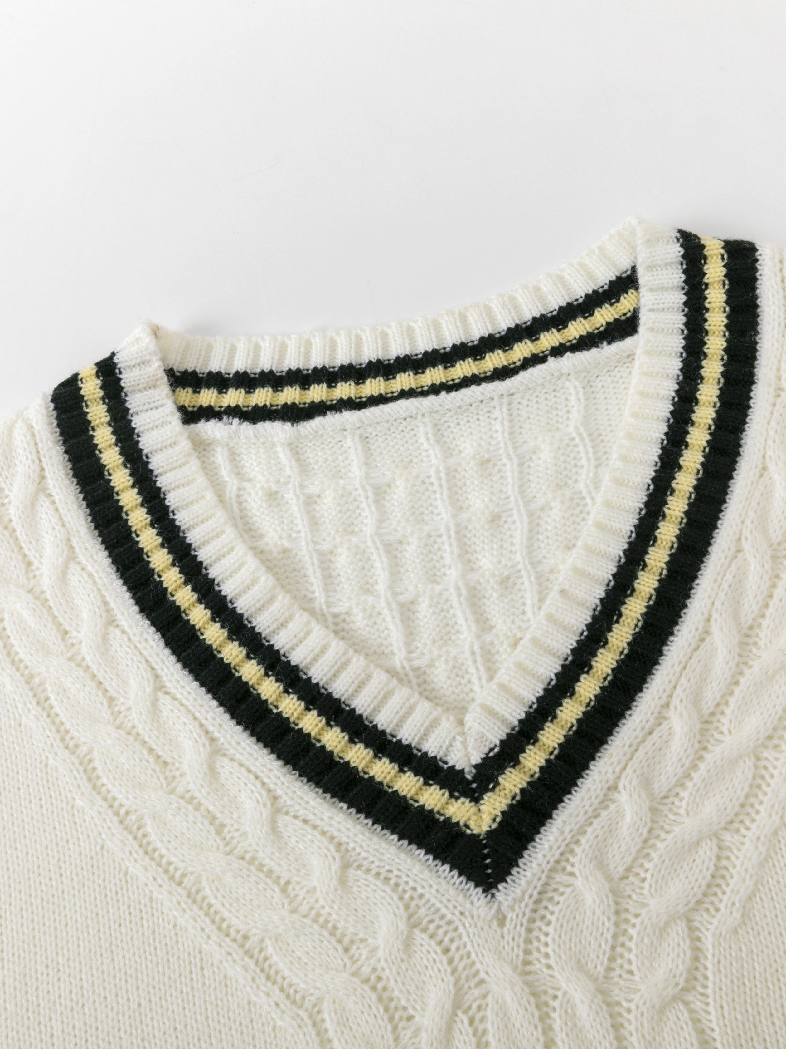 Beżowy sweter z dzianiny o œredniej rozciągliwoœci