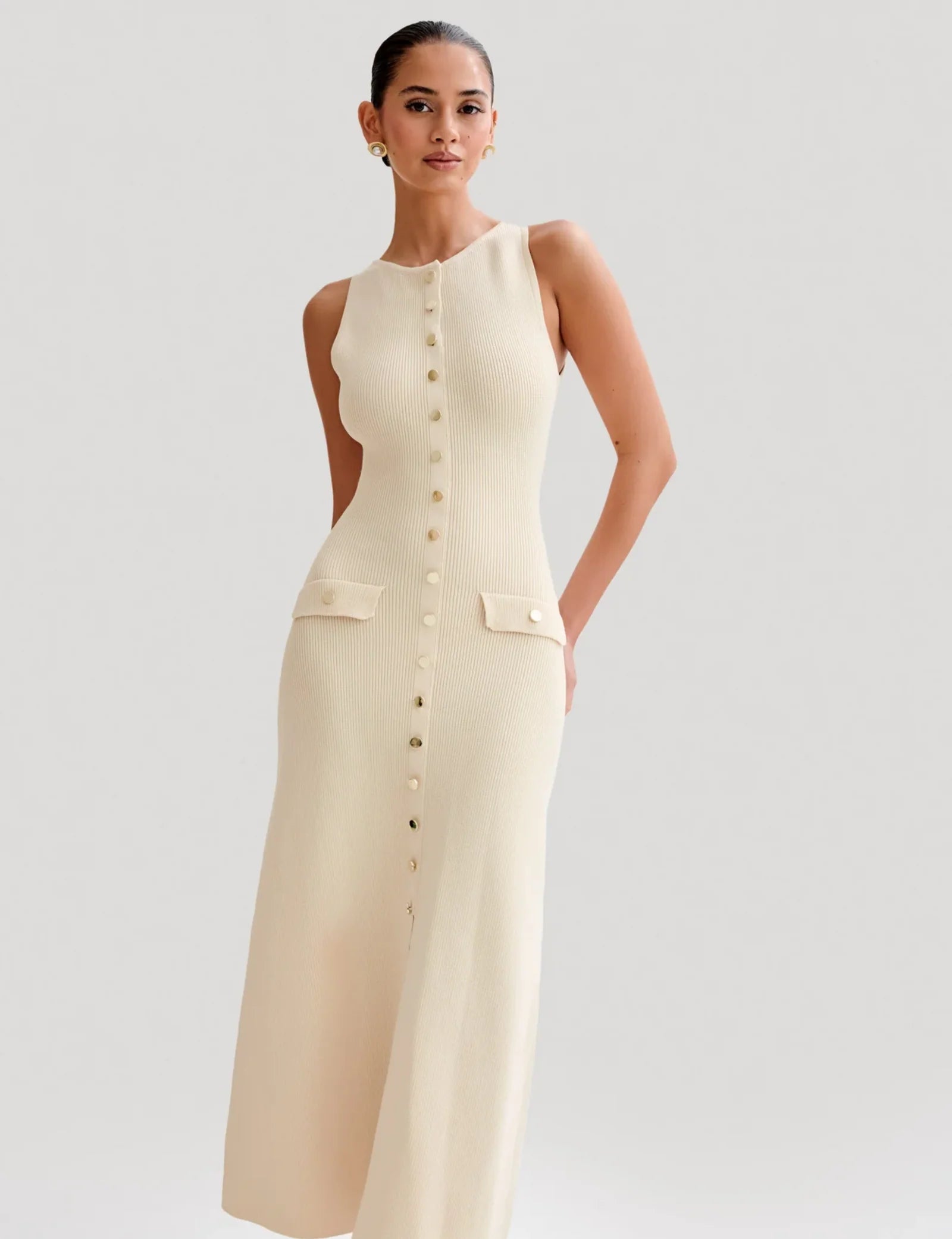 Elegancka dzianinowa sukienka maxi z guzikami