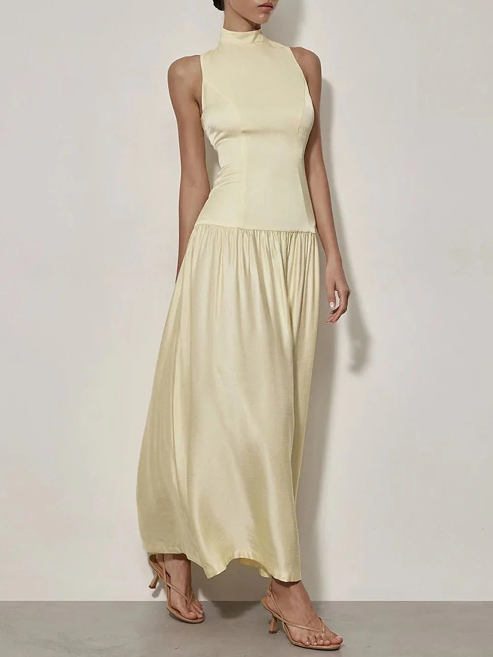 Elegancka sukienka maxi z odkrytymi plecami
