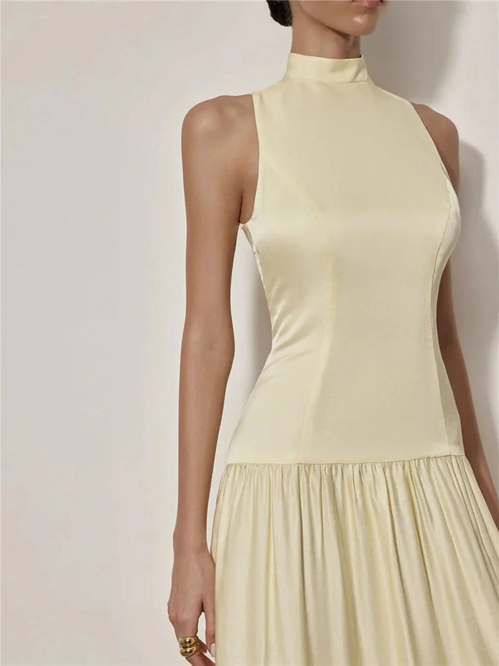 Elegancka sukienka maxi z odkrytymi plecami