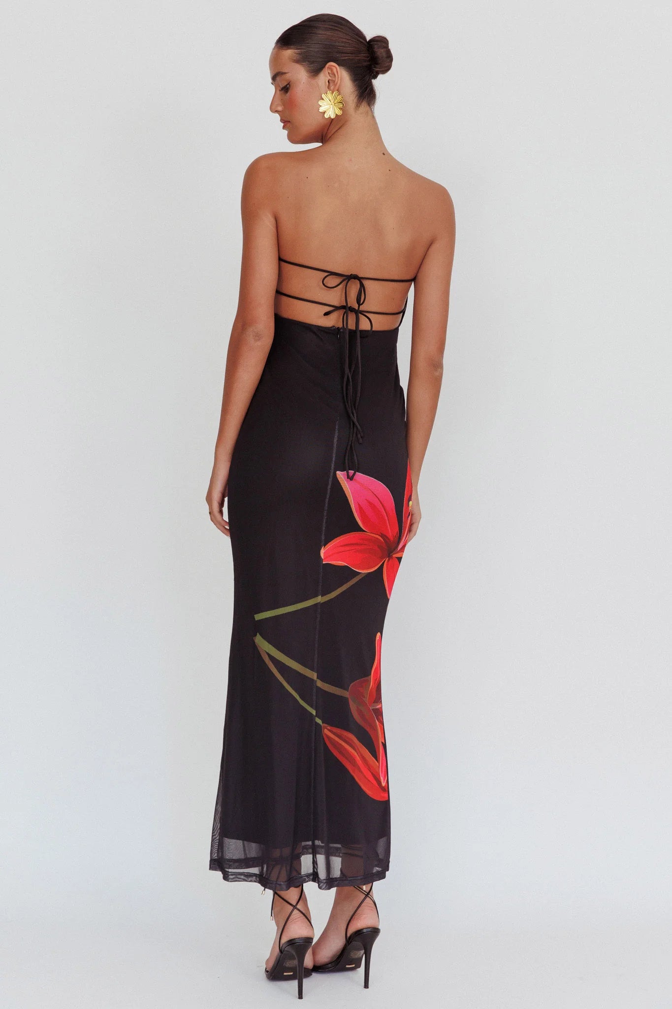 Sukienka maxi w kwiaty w kolorze czarnym