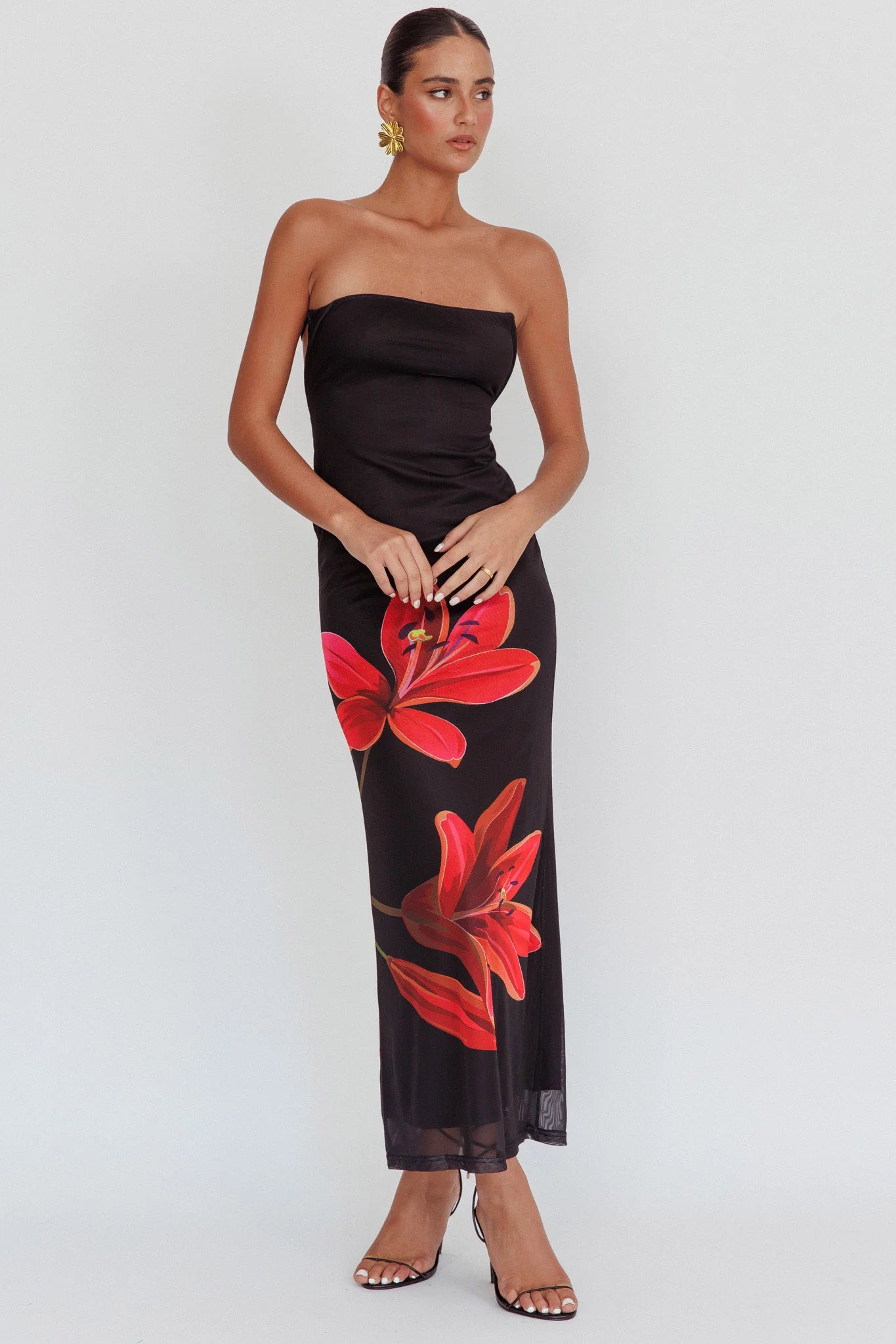 Sukienka maxi w kwiaty w kolorze czarnym