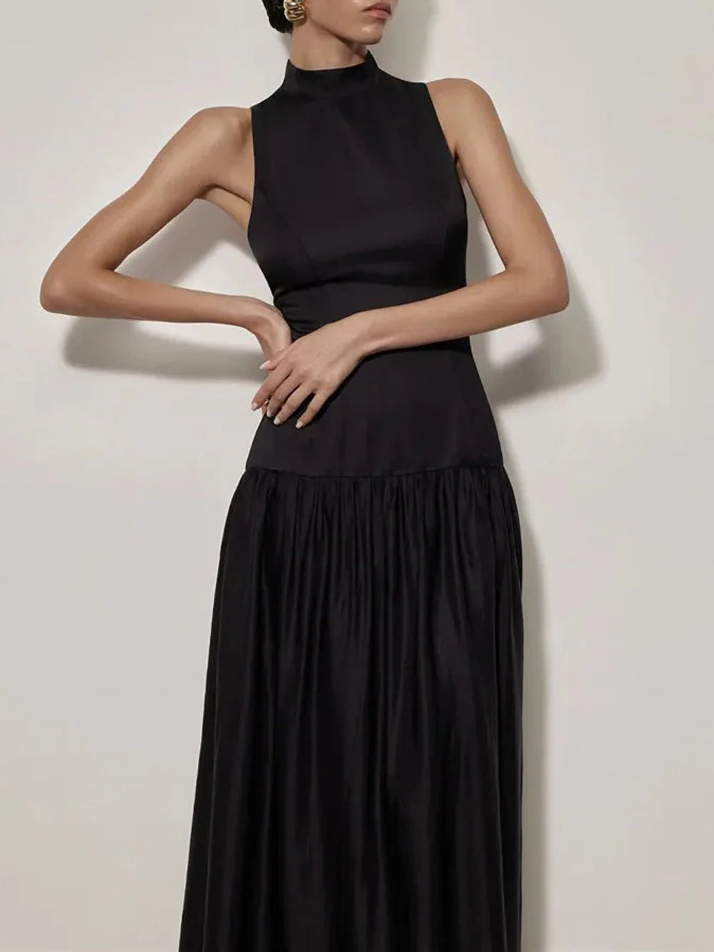 Elegancka sukienka maxi z odkrytymi plecami