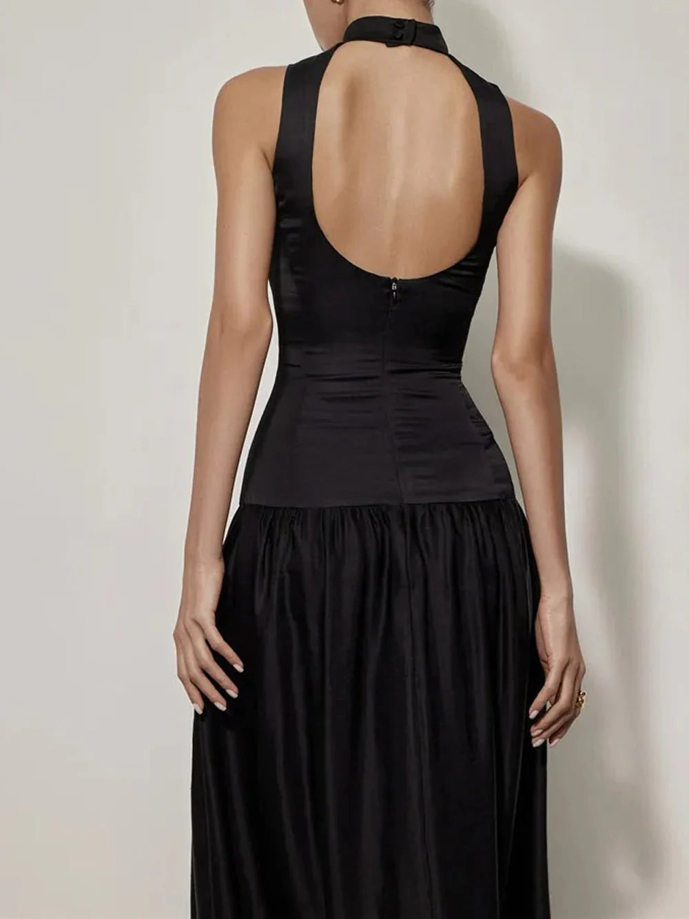 Elegancka sukienka maxi z odkrytymi plecami