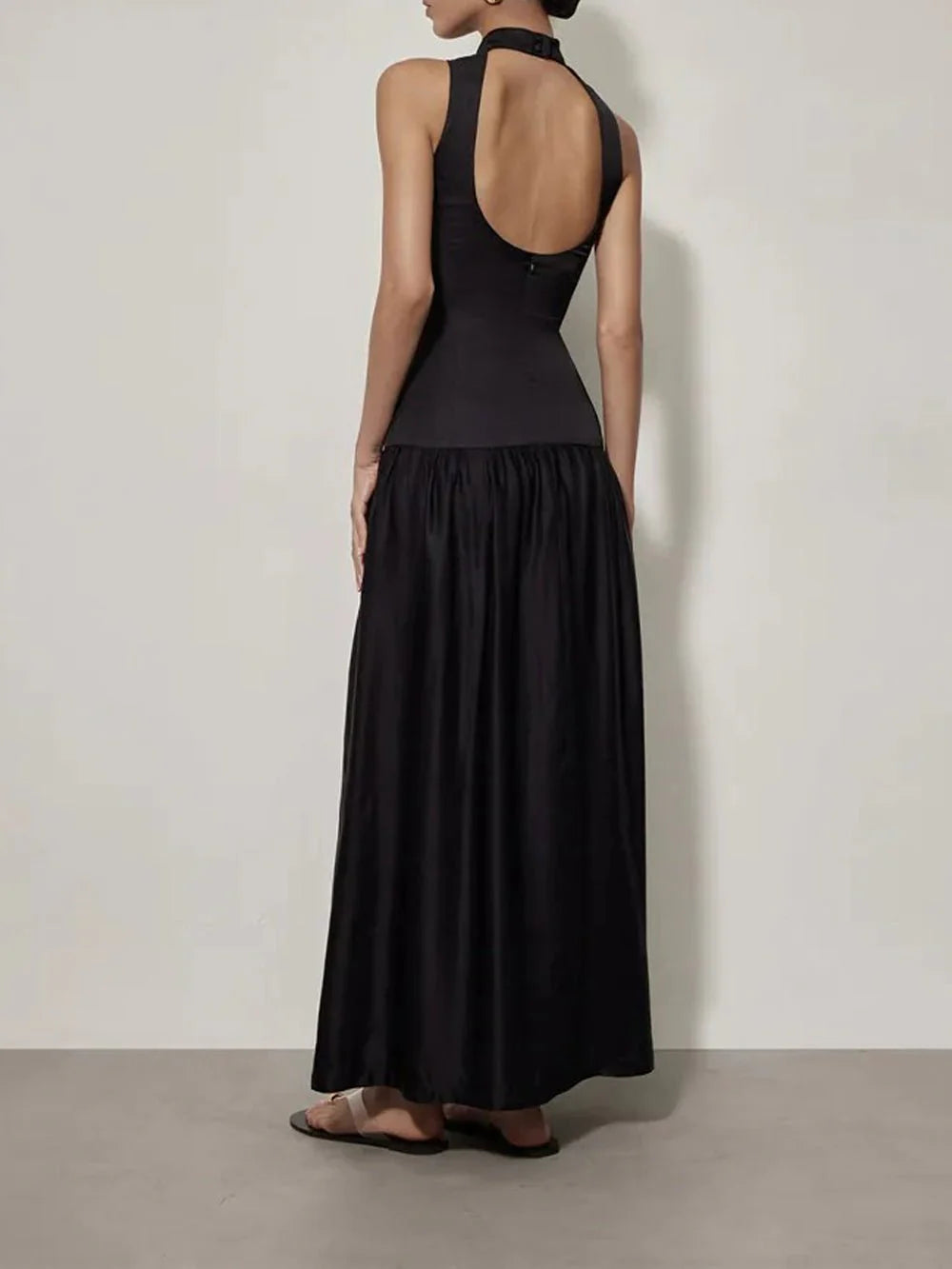 Elegancka sukienka maxi z odkrytymi plecami