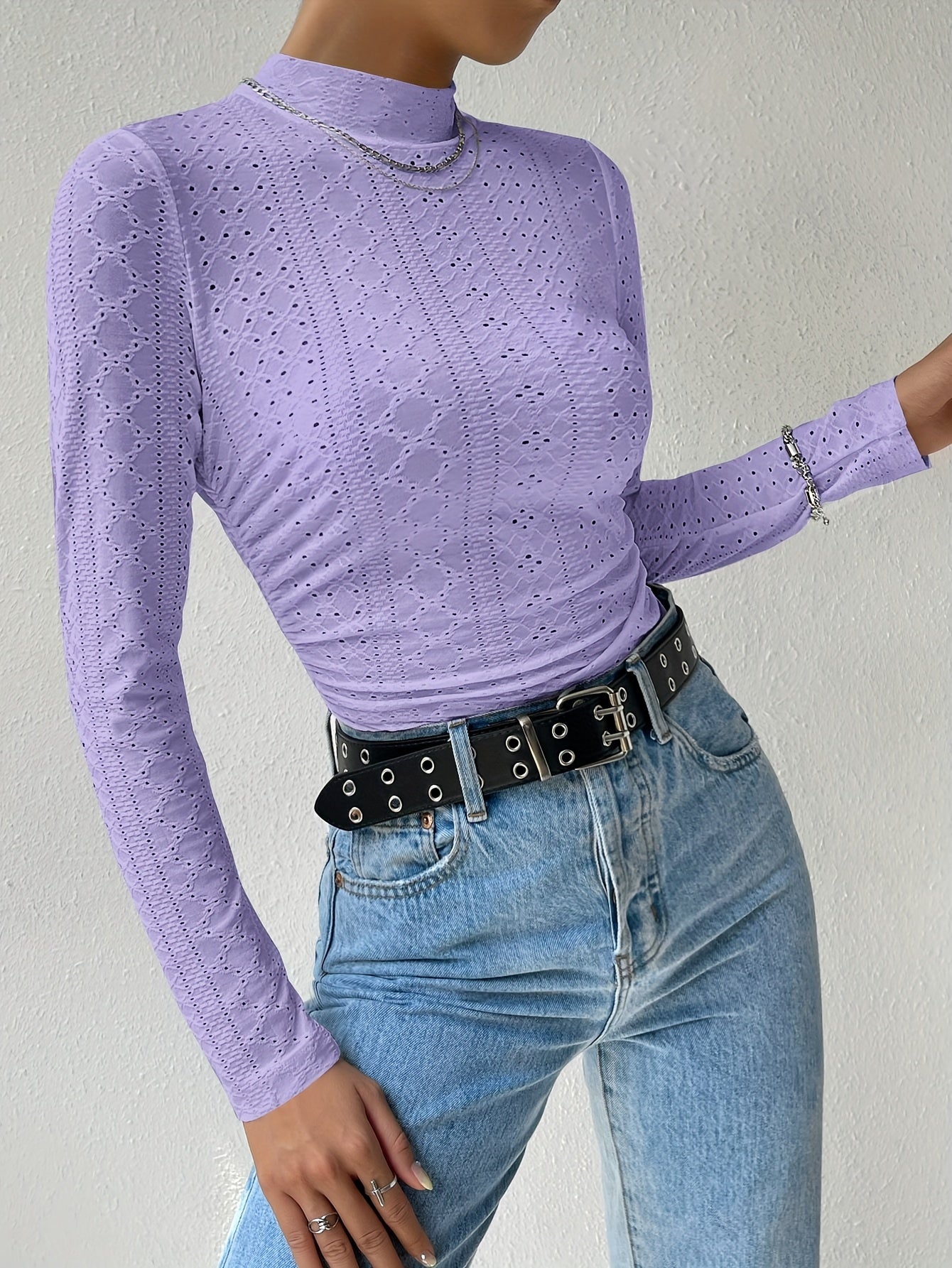 T-shirt z wysokim koęnierzem i oczkami