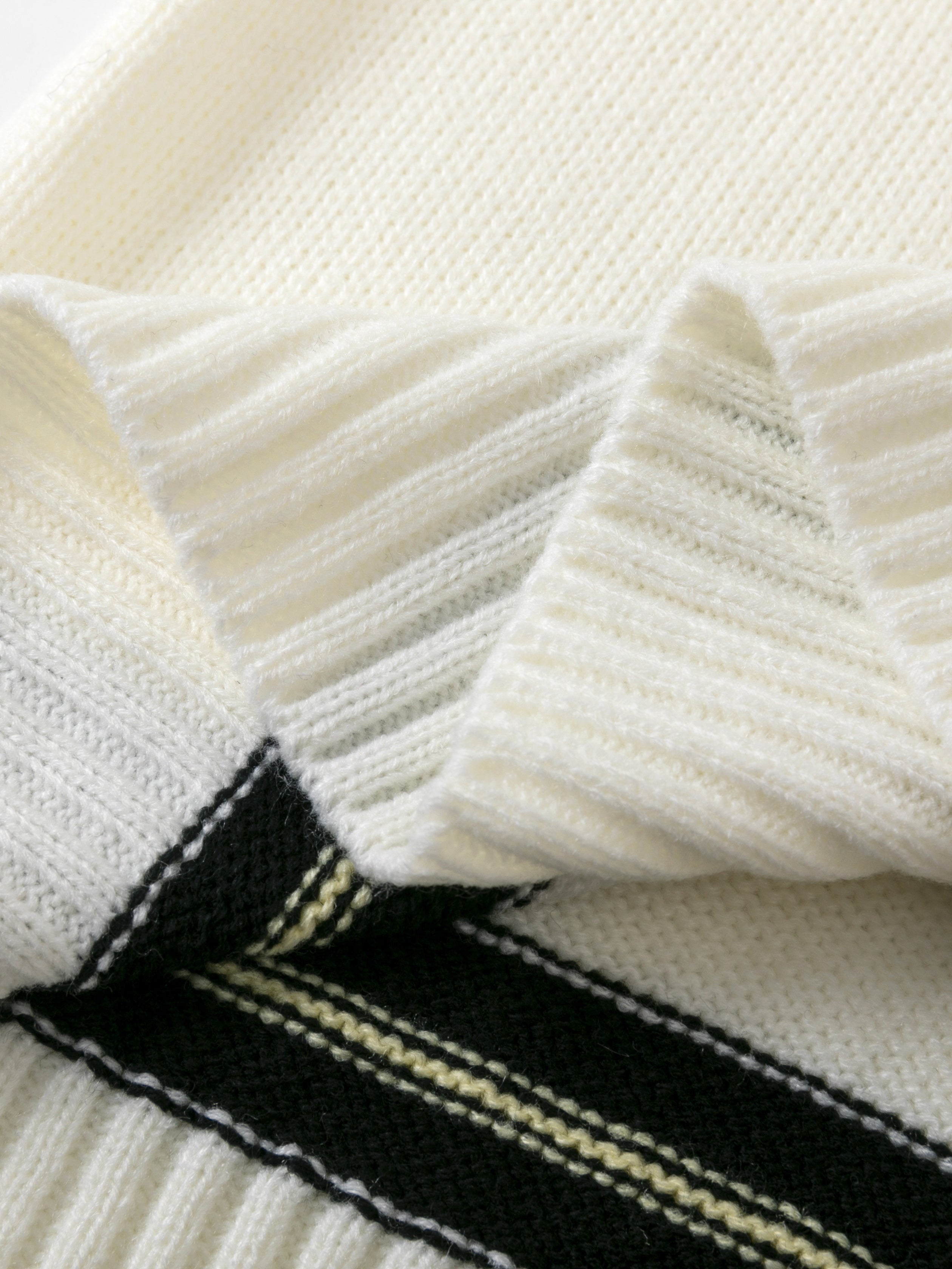 Beżowy sweter z dzianiny o œredniej rozciągliwoœci