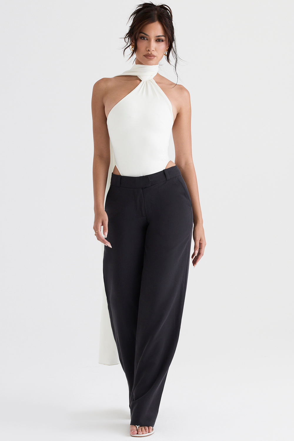 Satynowe body w kolorze koœci sęoniowej z kopertowym dekoltem i szarymi luŸnymi spodniami