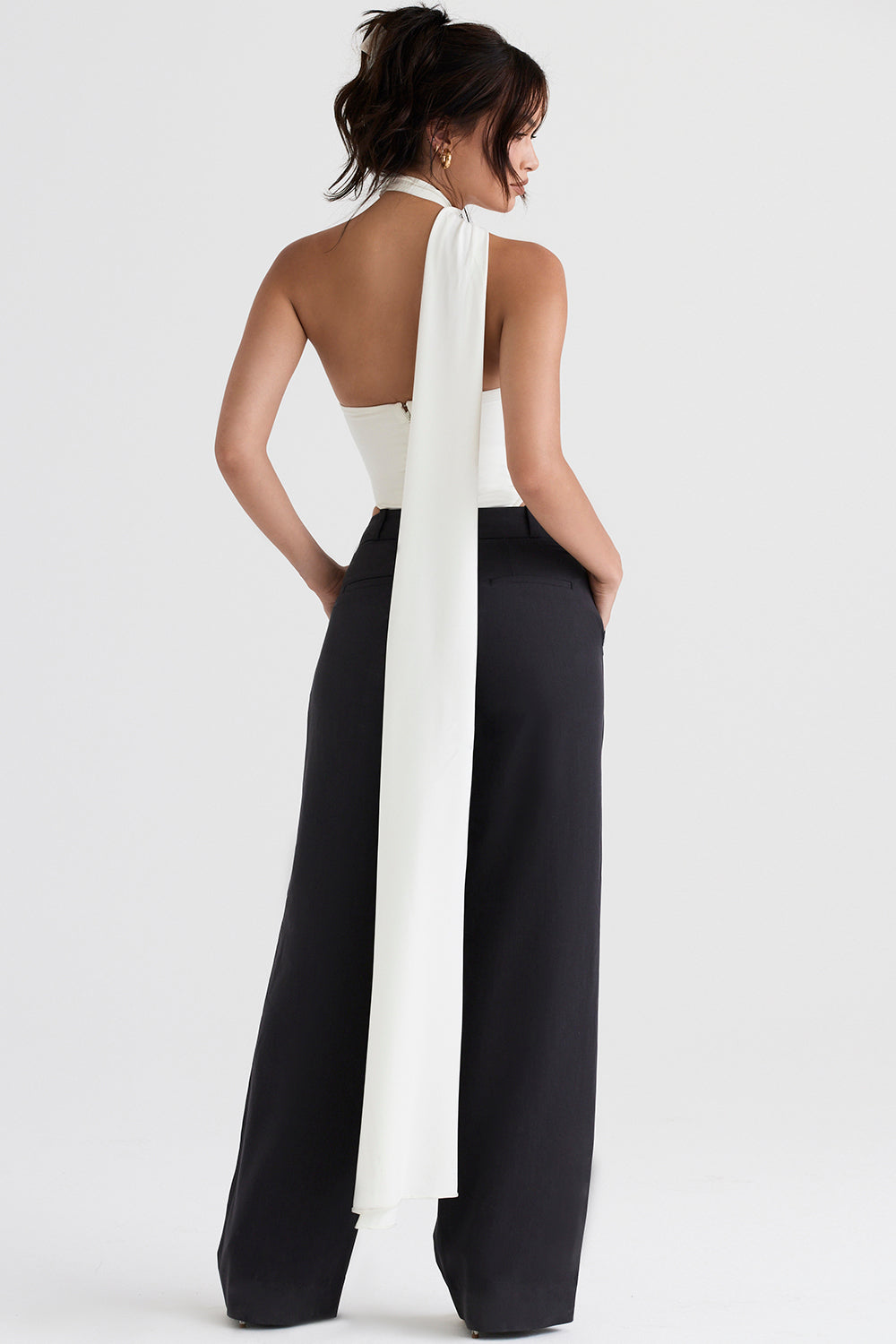 Satynowe body w kolorze koœci sęoniowej z kopertowym dekoltem i szarymi luŸnymi spodniami