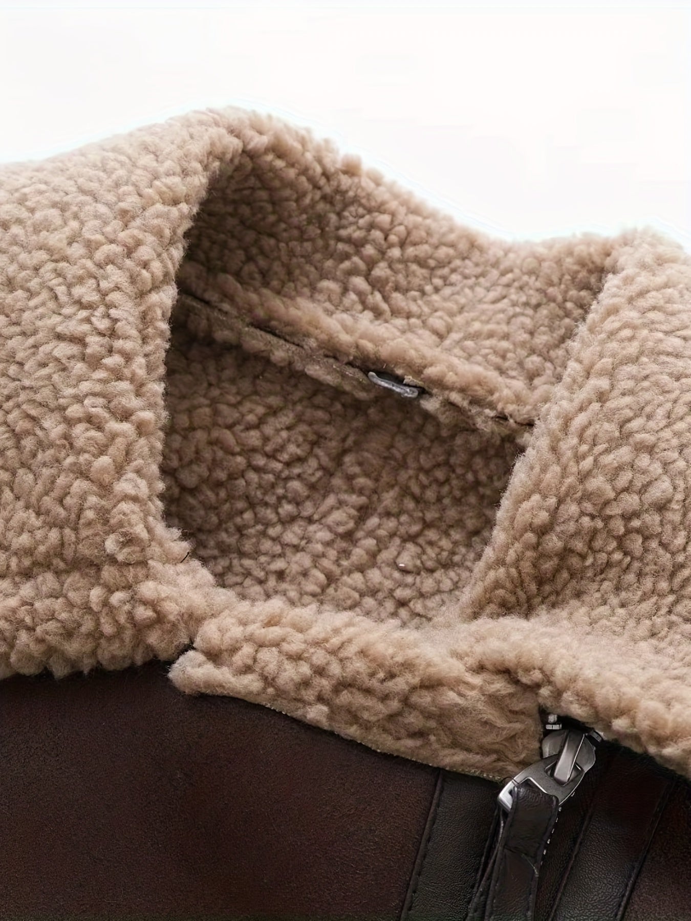 Kurtka z kontrastową lamówką i zamkiem z przodu