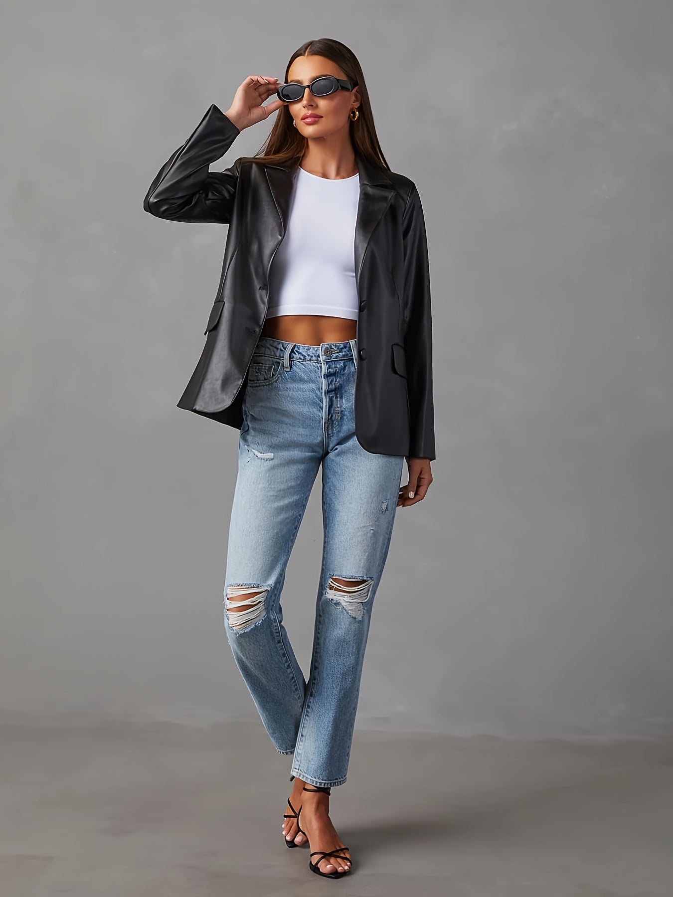 Czarna skórzana kurtka zapinana na guziki