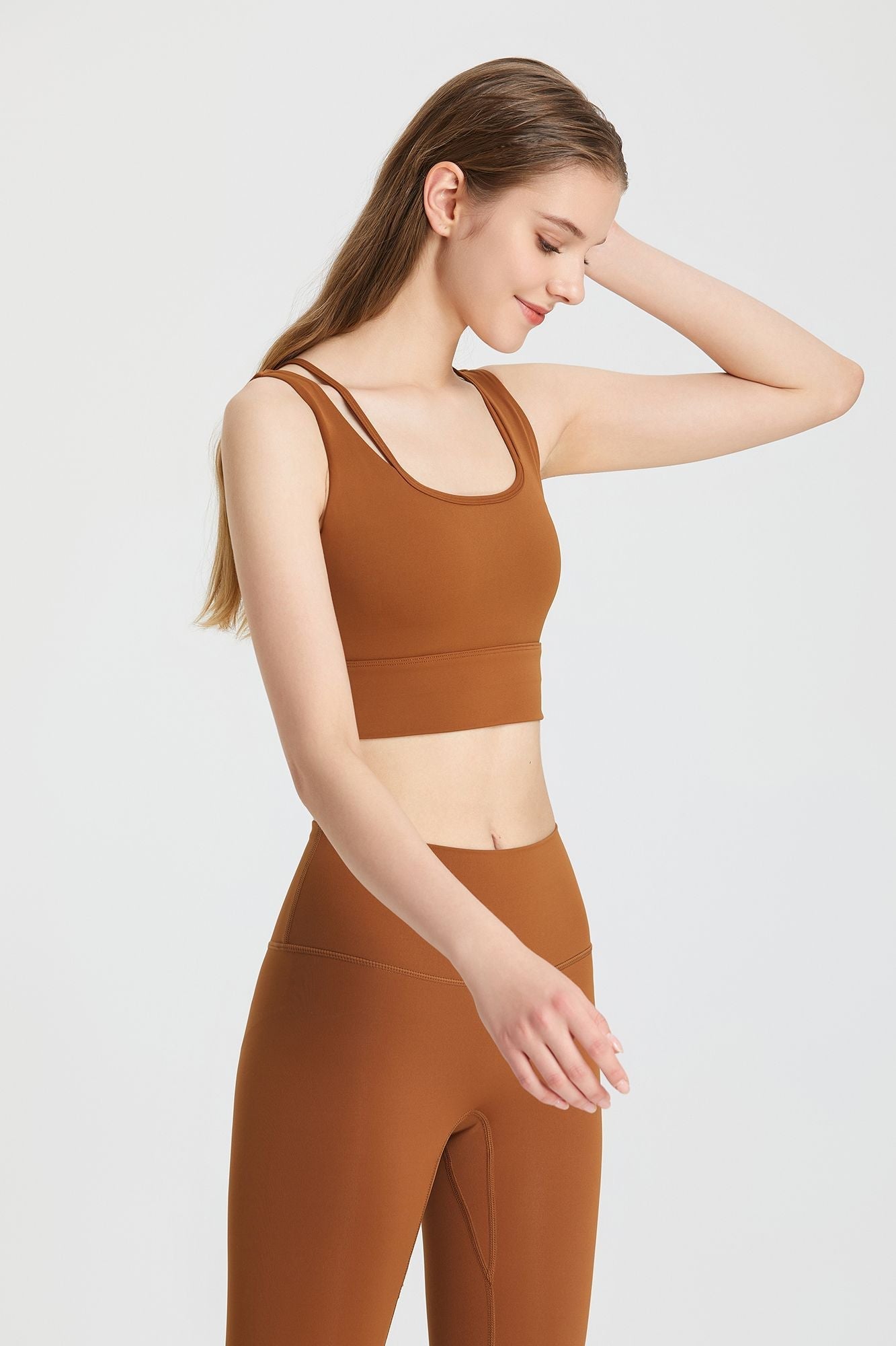 Biustonosz sportowy z gęêbokim dekoltem w ksztaęcie litery V i odkrytymi plecami