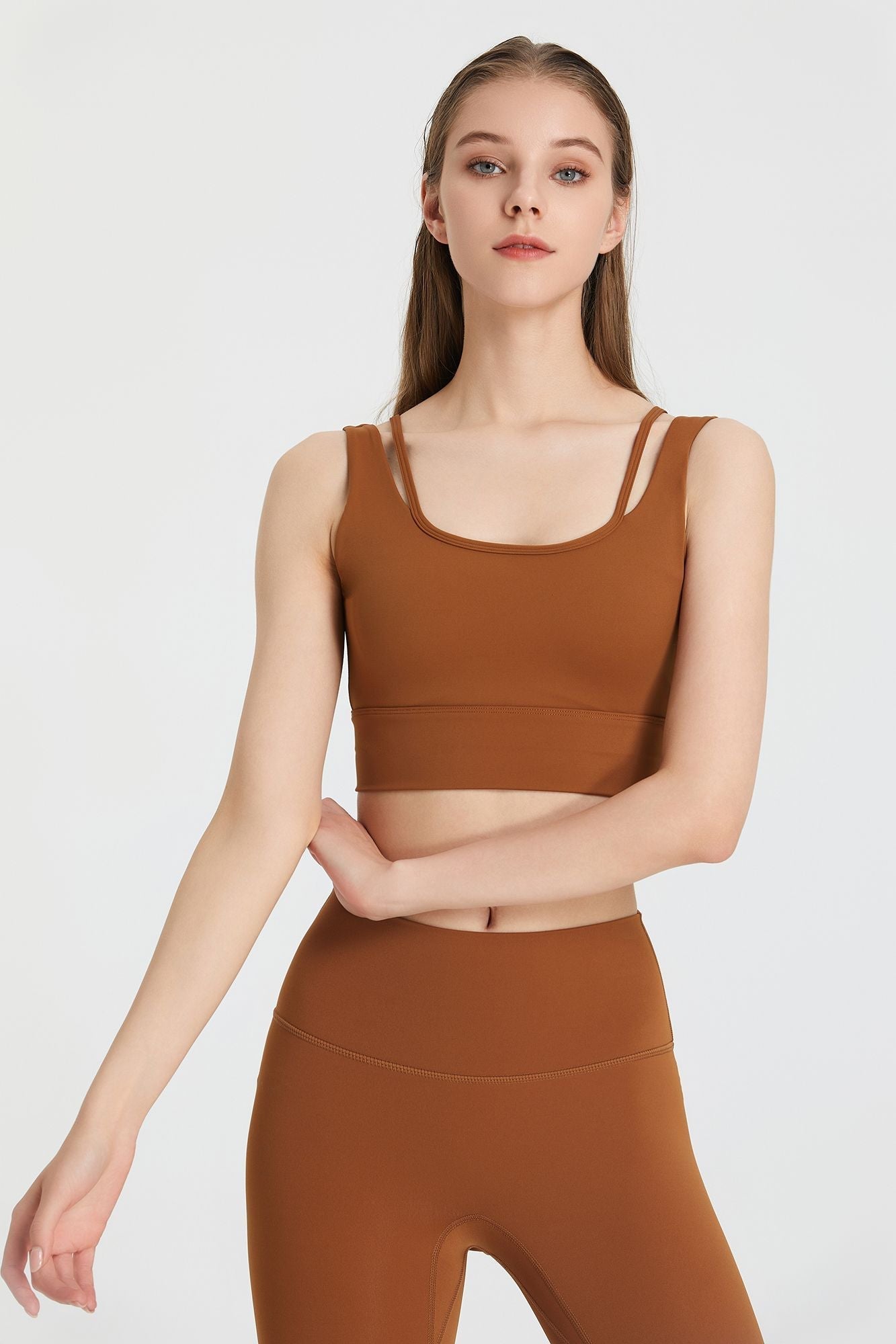 Biustonosz sportowy z gęêbokim dekoltem w ksztaęcie litery V i odkrytymi plecami