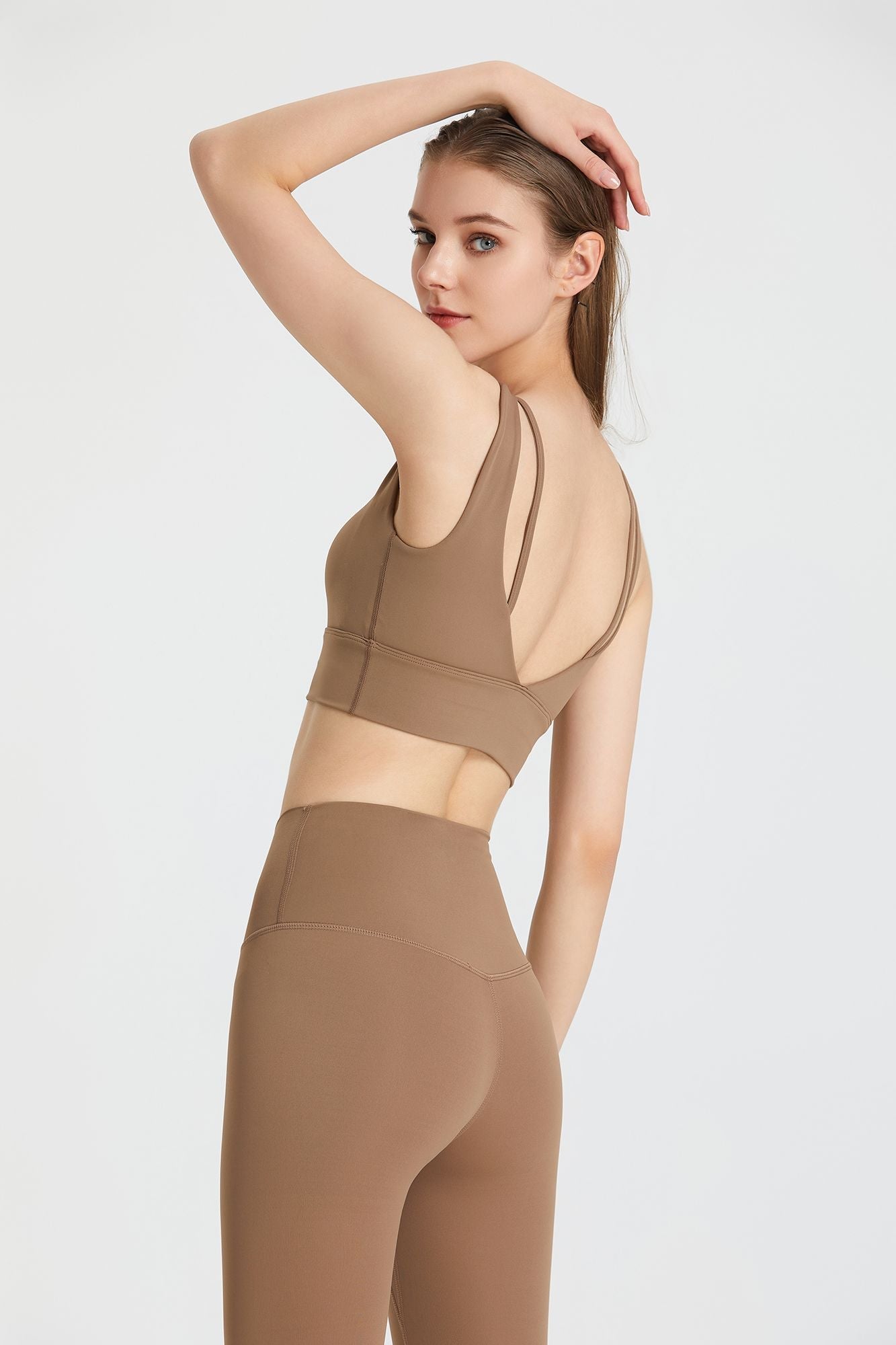 Biustonosz sportowy z gęêbokim dekoltem w ksztaęcie litery V i odkrytymi plecami