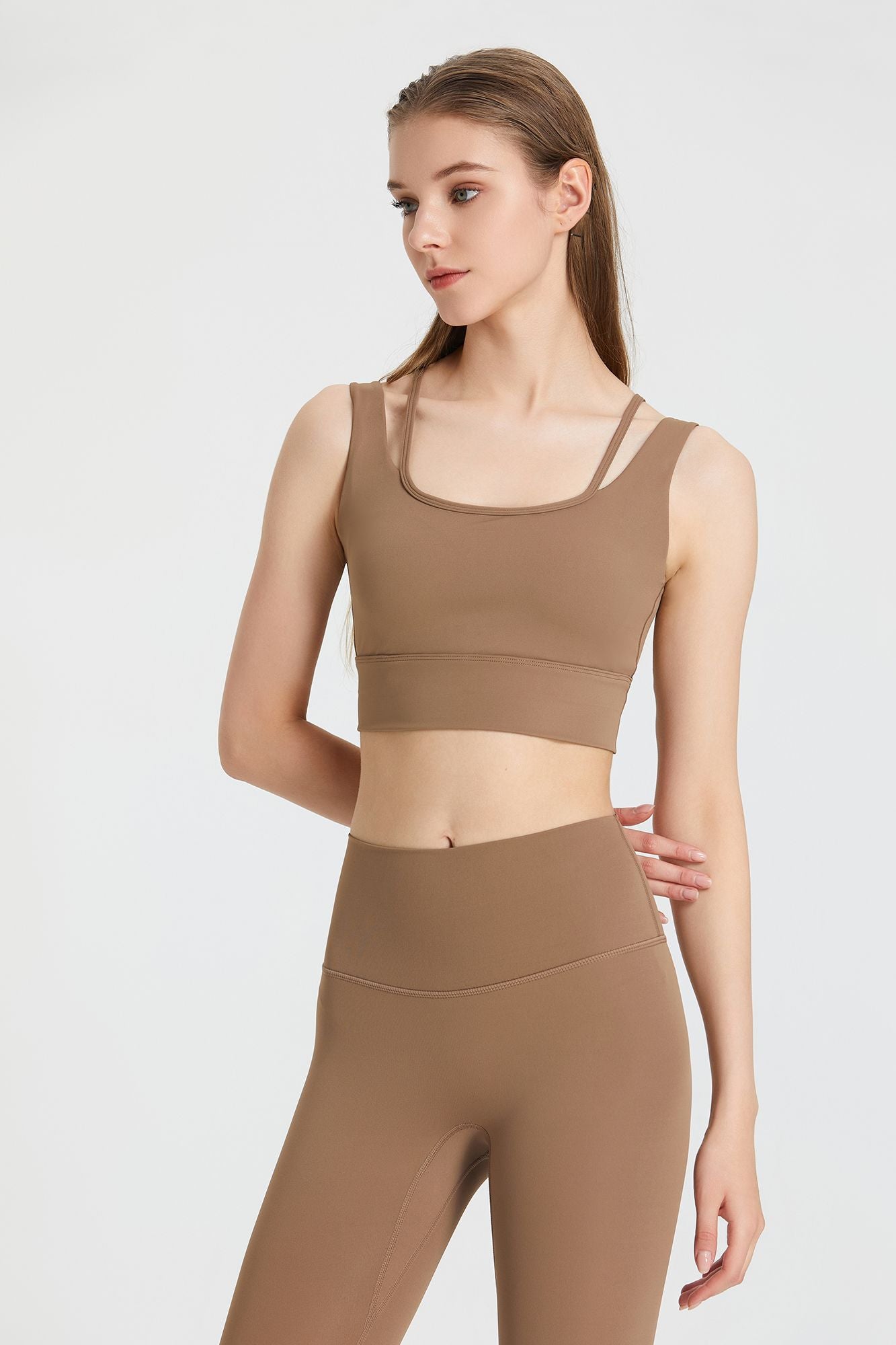 Biustonosz sportowy z gęêbokim dekoltem w ksztaęcie litery V i odkrytymi plecami