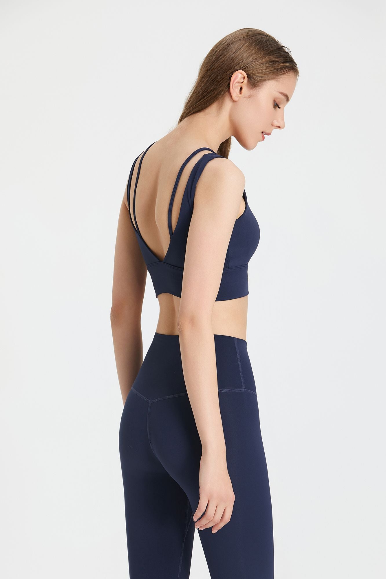 Biustonosz sportowy z gęêbokim dekoltem w ksztaęcie litery V i odkrytymi plecami