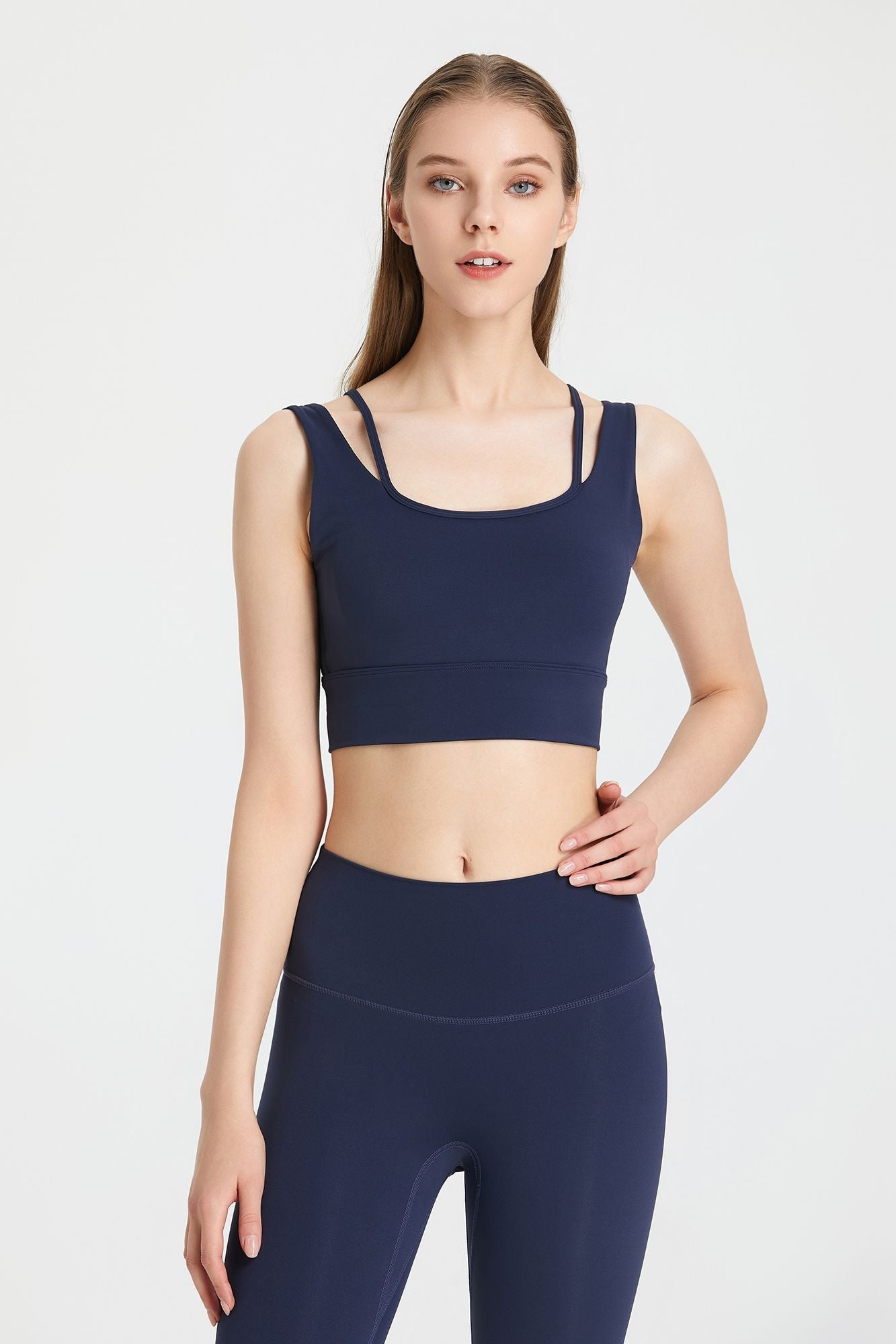 Biustonosz sportowy z gęêbokim dekoltem w ksztaęcie litery V i odkrytymi plecami