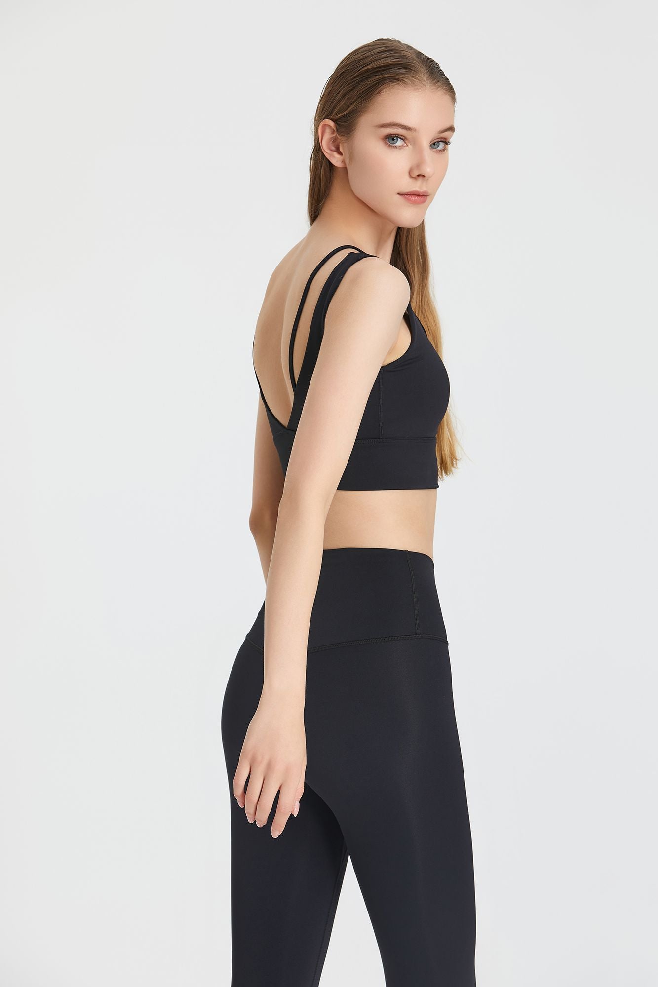 Biustonosz sportowy z gęêbokim dekoltem w ksztaęcie litery V i odkrytymi plecami