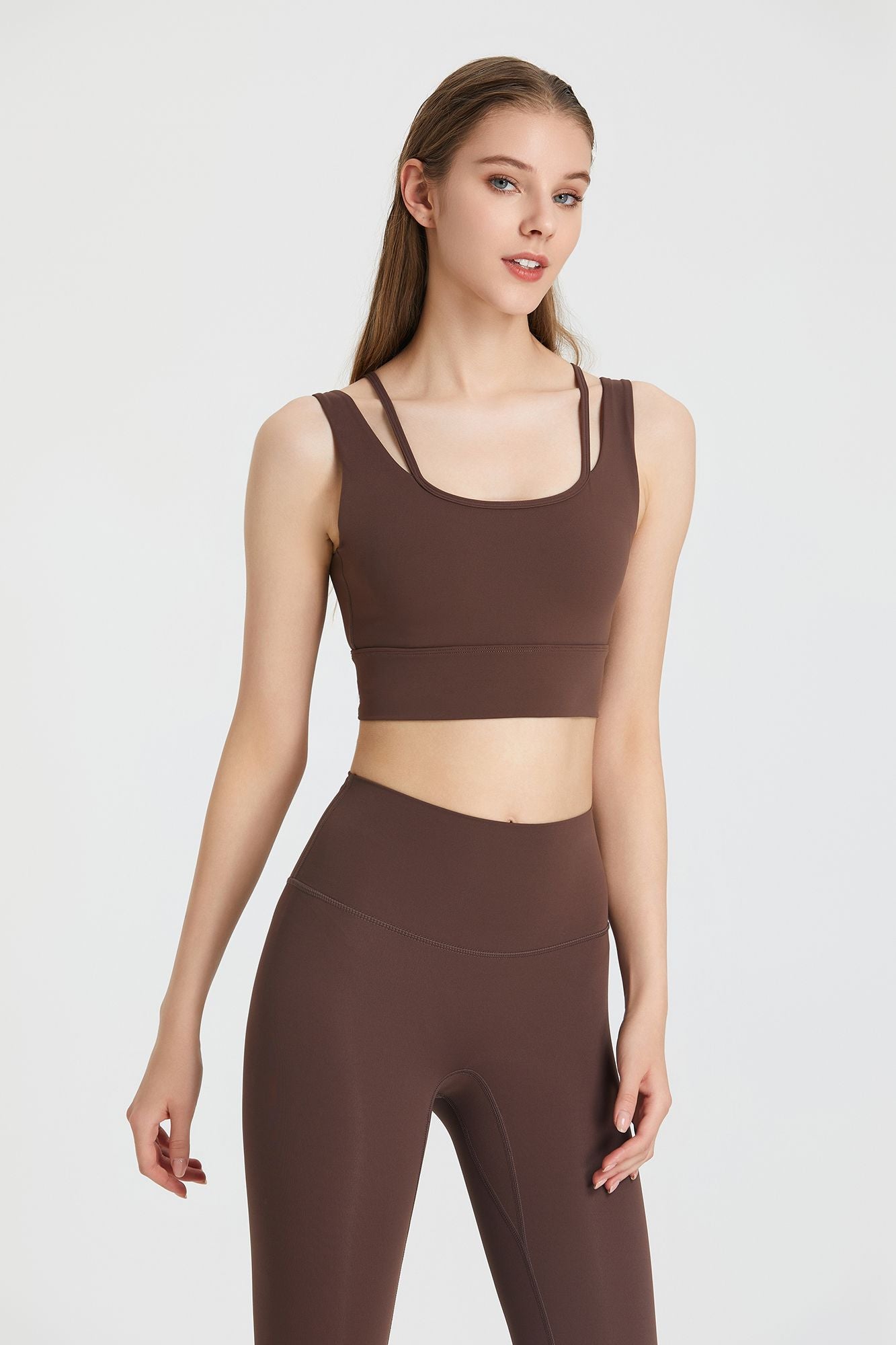 Biustonosz sportowy z gęêbokim dekoltem w ksztaęcie litery V i odkrytymi plecami