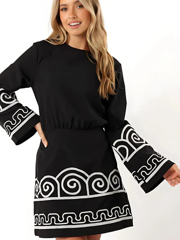 Sukienka mini z długim rękawem i geometrycznym haftem w kolorze czarnym