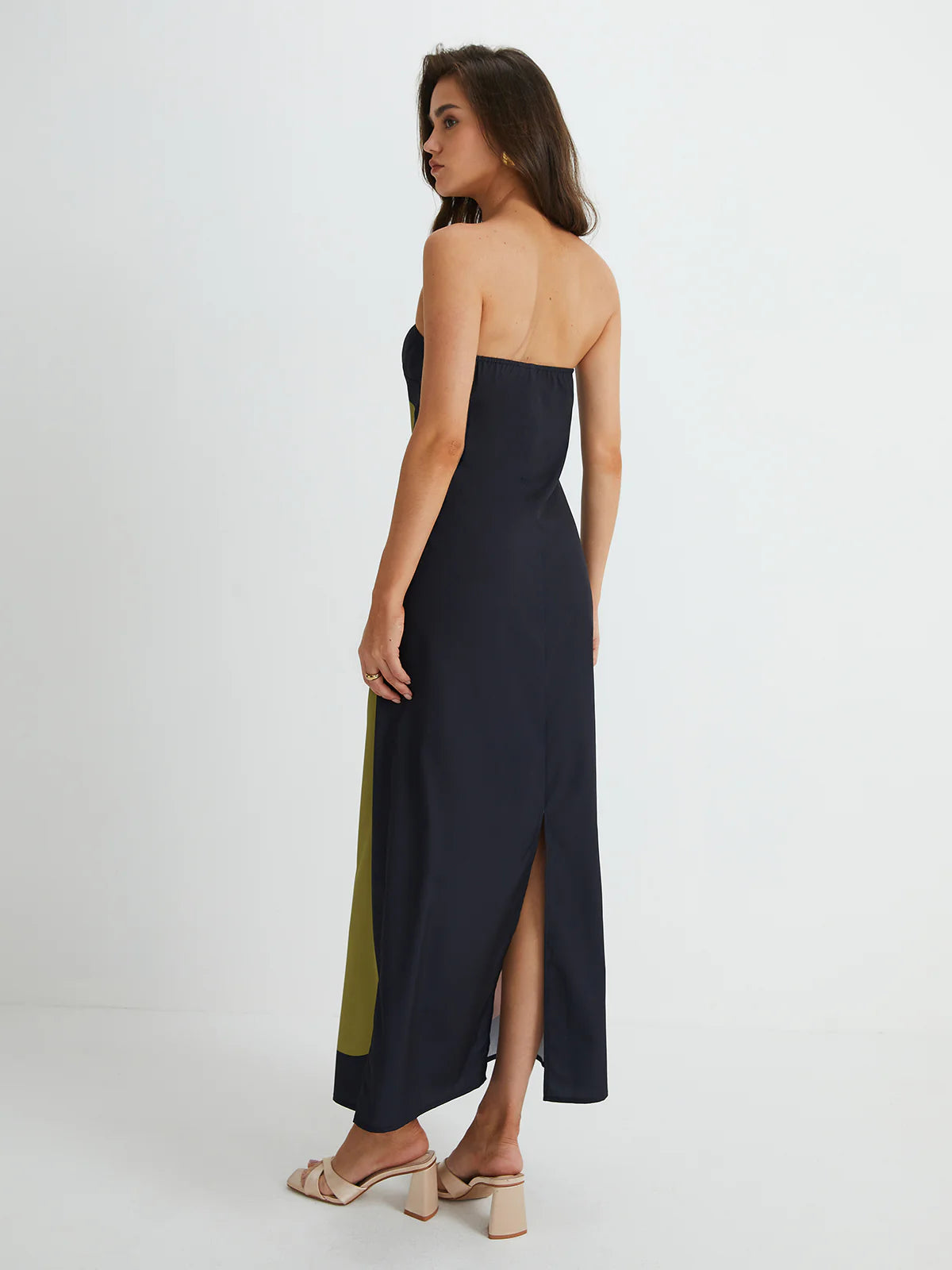 Sukienka bandeau midi w kolorze zielonym