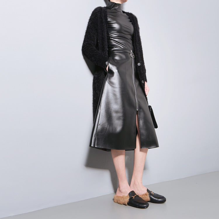 Czarny, skórzany sweter z wysokim koęnierzem