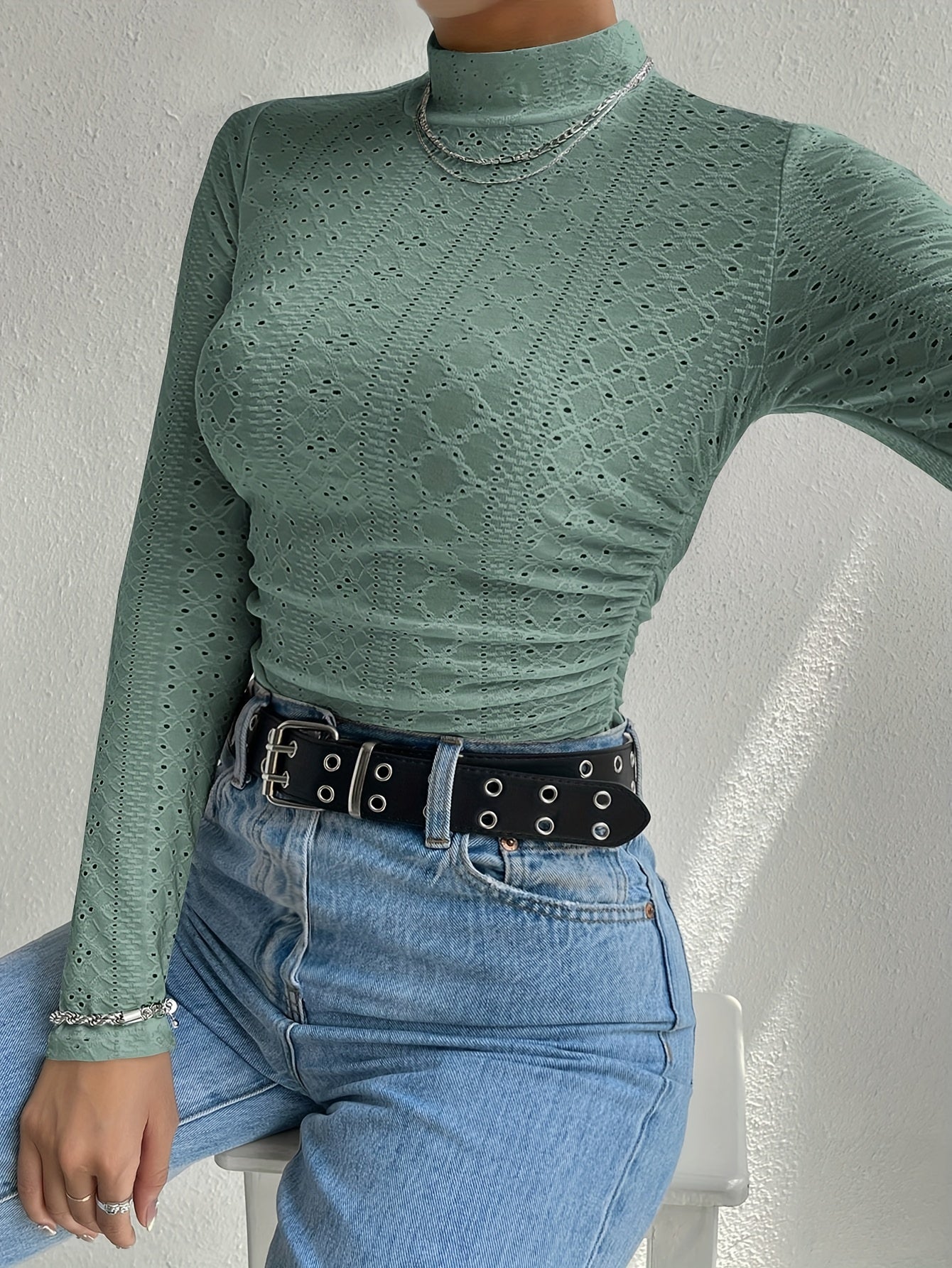 T-shirt z wysokim koęnierzem i oczkami