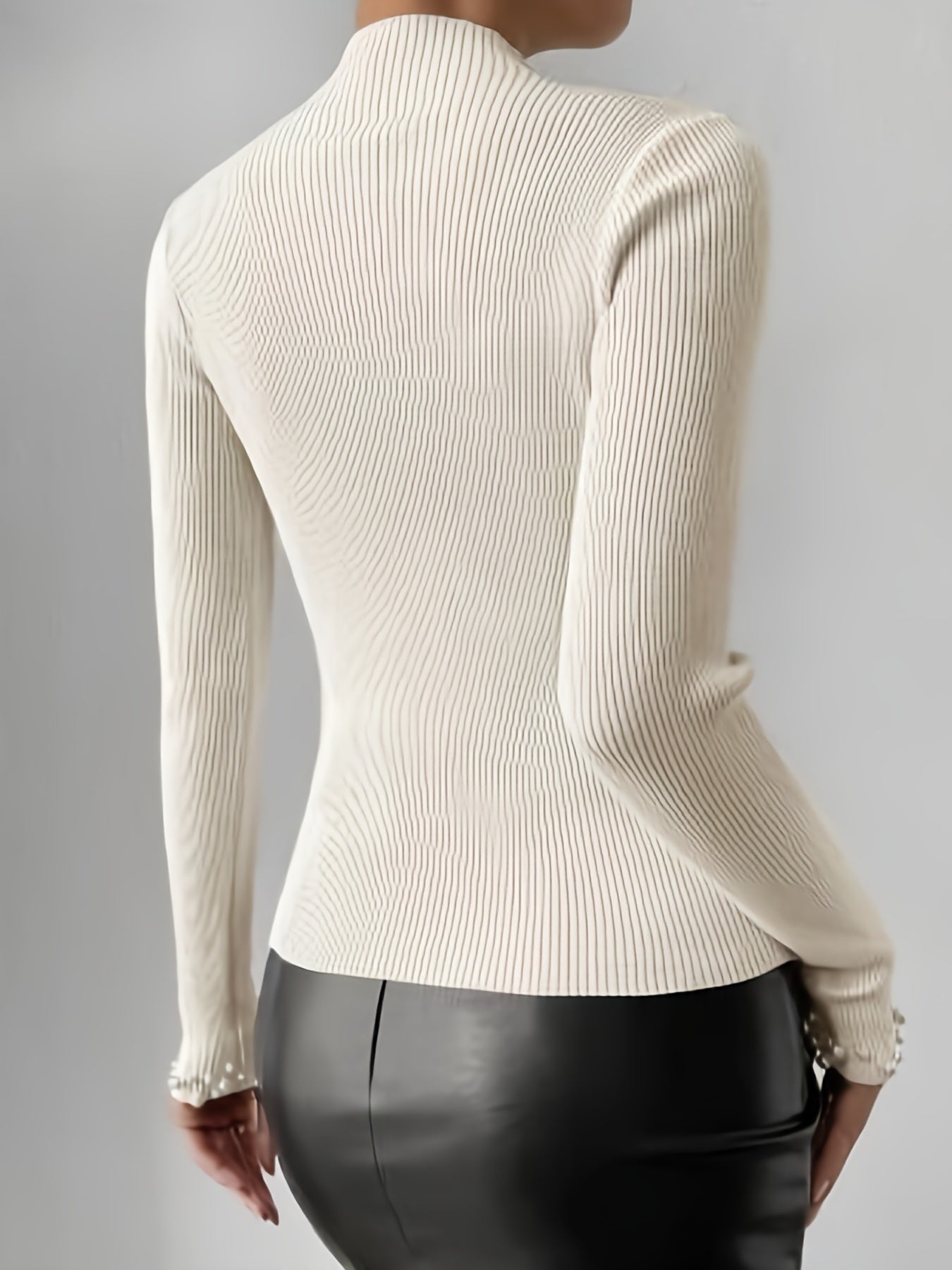 Sweter z wysokim koęnierzem i peręową dekoracją