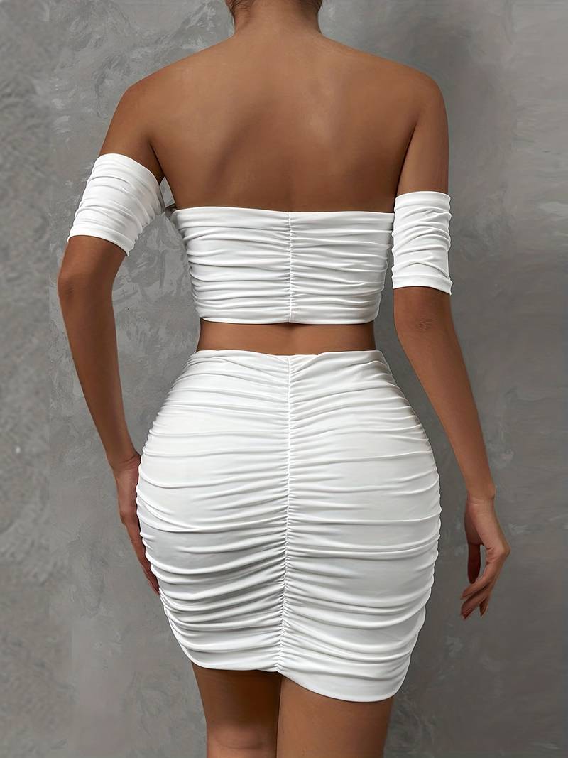 Elegancki top i spódnica z marszczeniami na ramionach