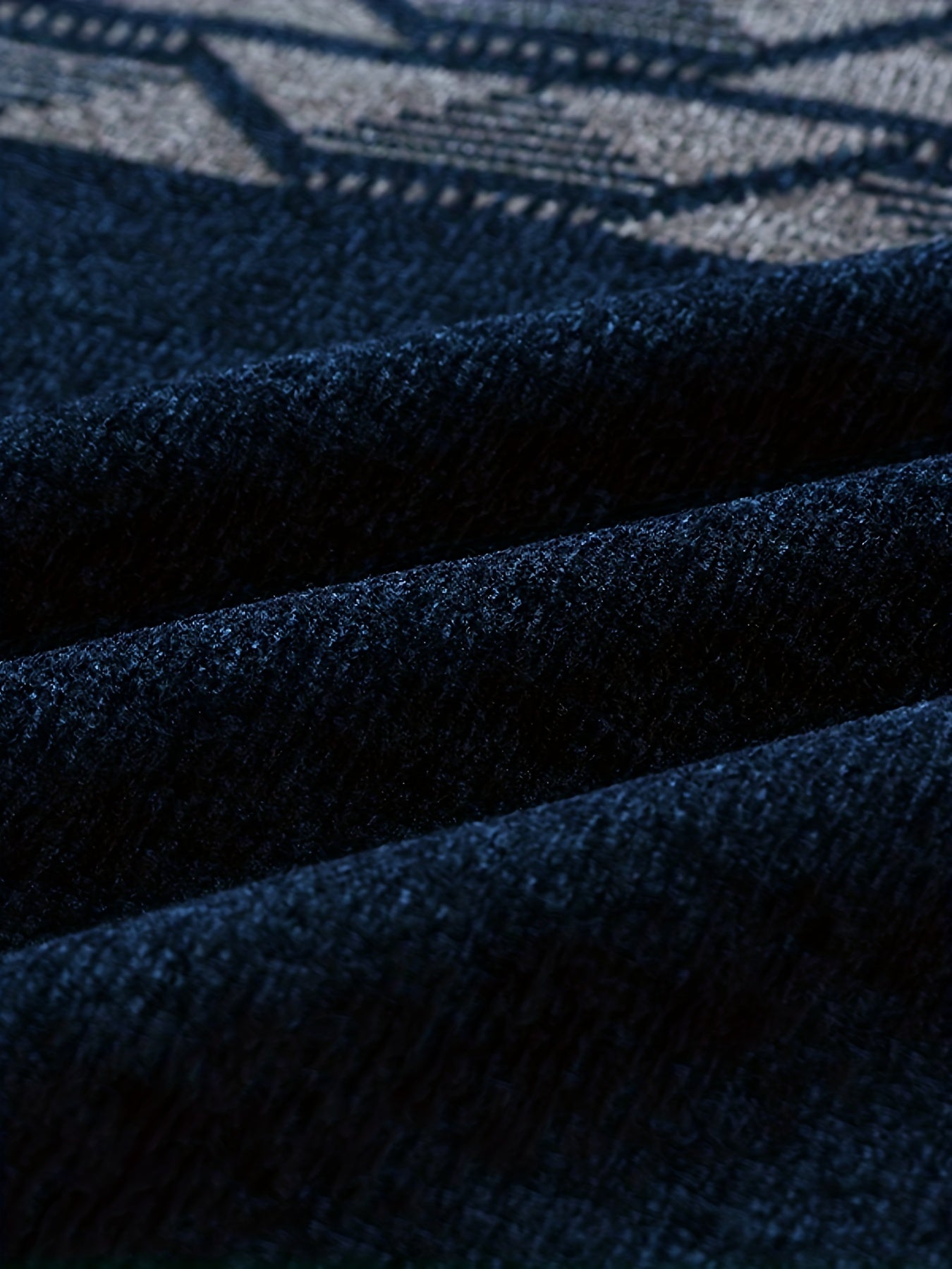 Wąski sweter z dzianiny w etniczny wzór