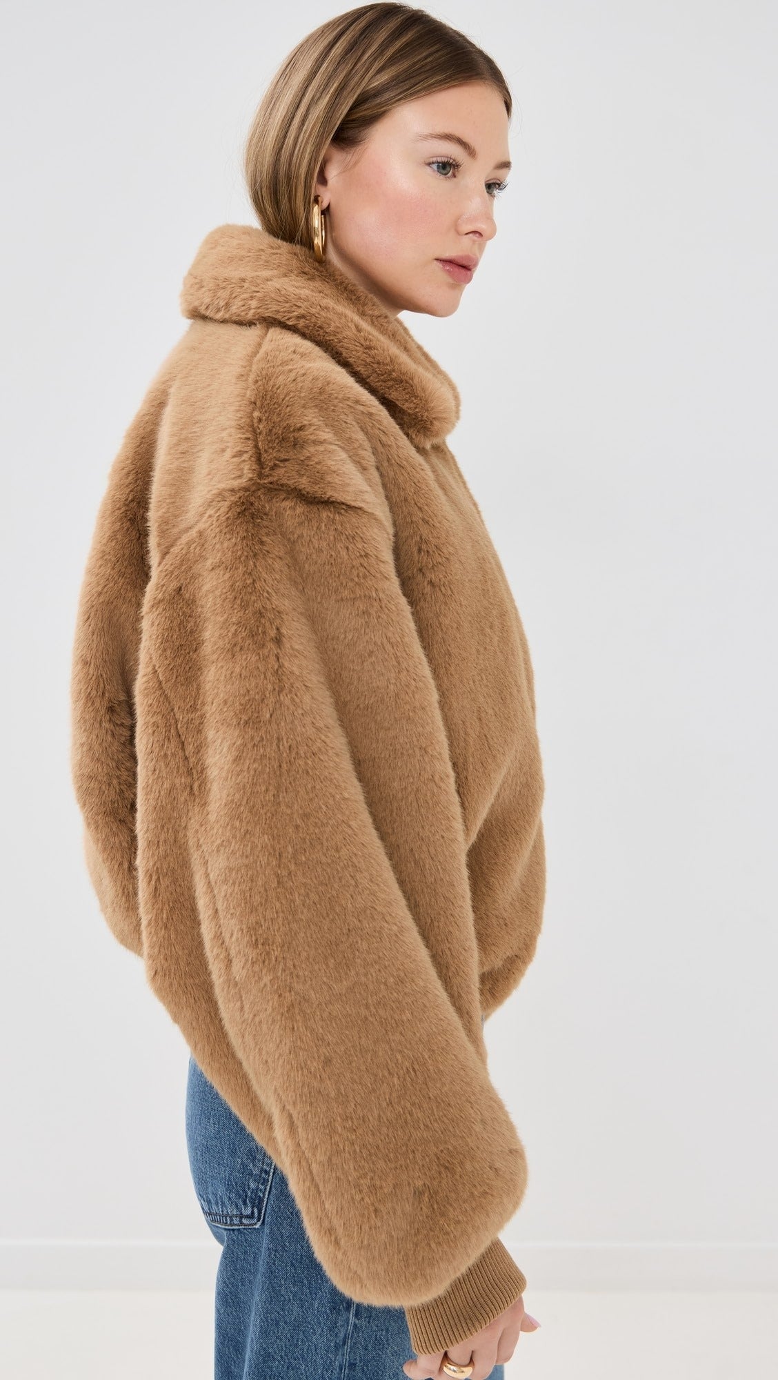 Puszysta brązowa kurtka z kołnierzykiem polo i zamkiem błyskawicznym