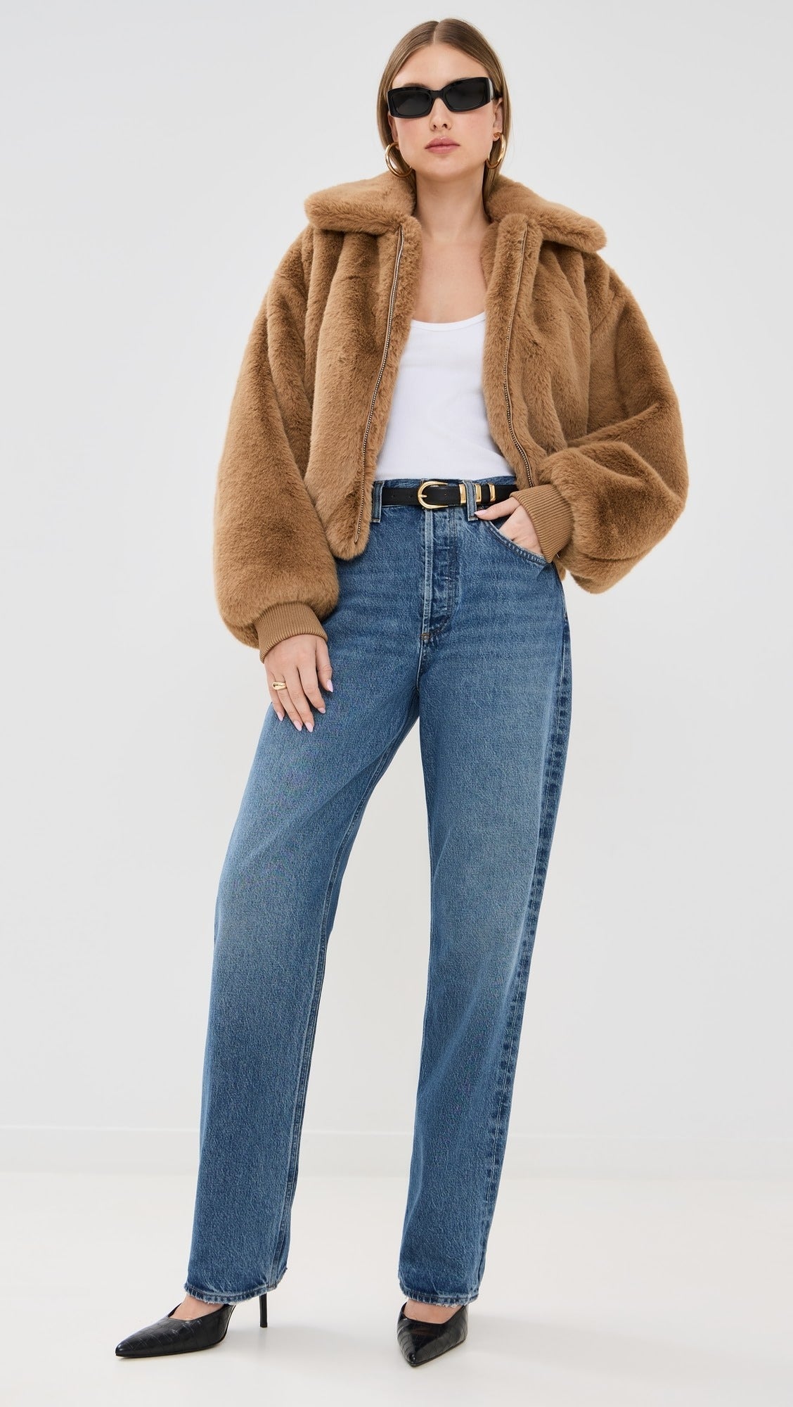 Puszysta brązowa kurtka z kołnierzykiem polo i zamkiem błyskawicznym