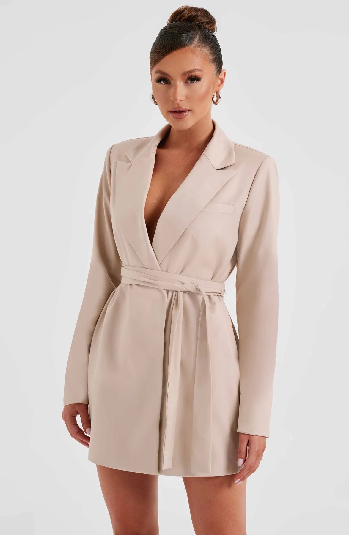 Elegancka sukienka kostiumowa