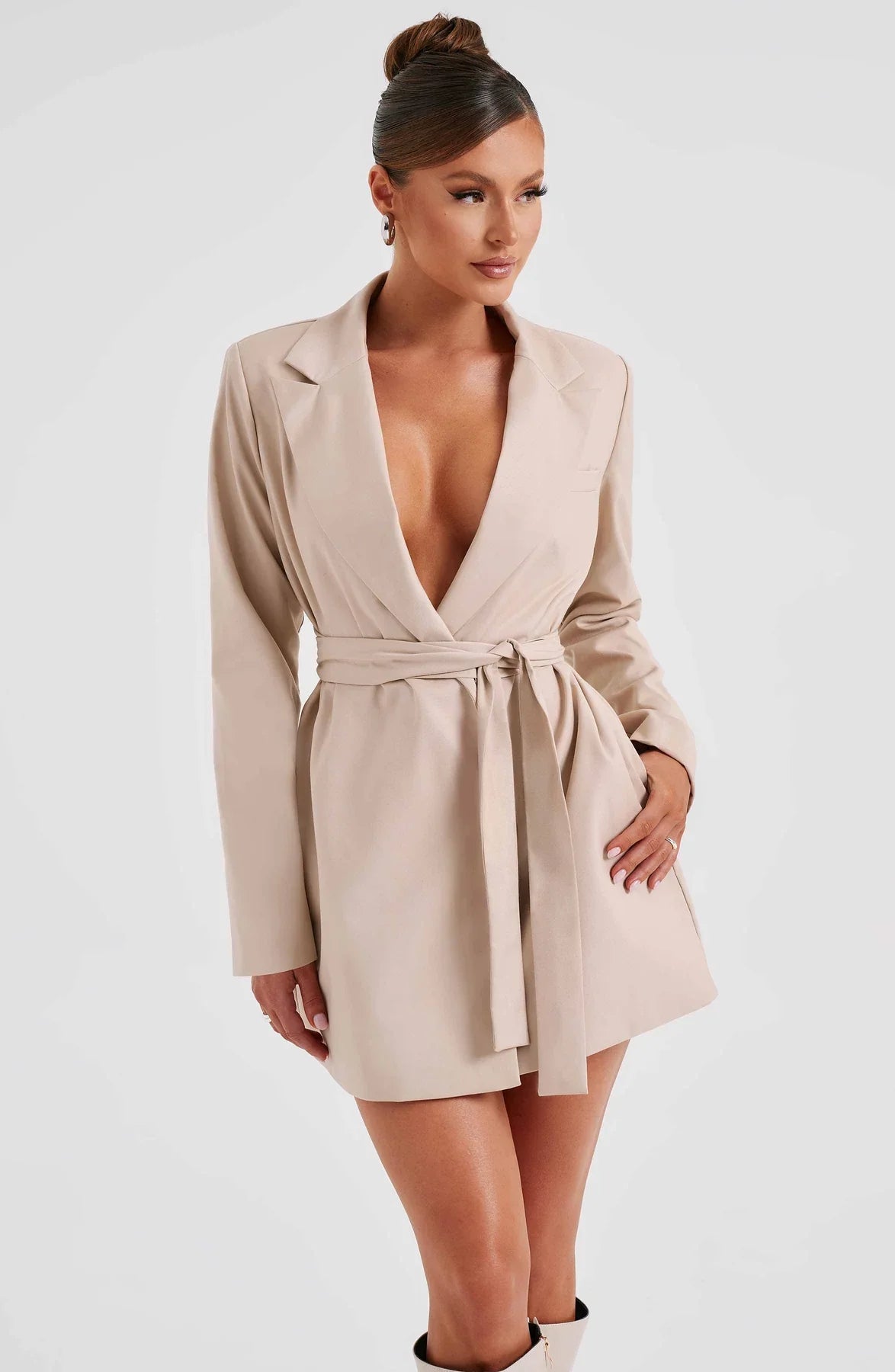 Elegancka sukienka kostiumowa