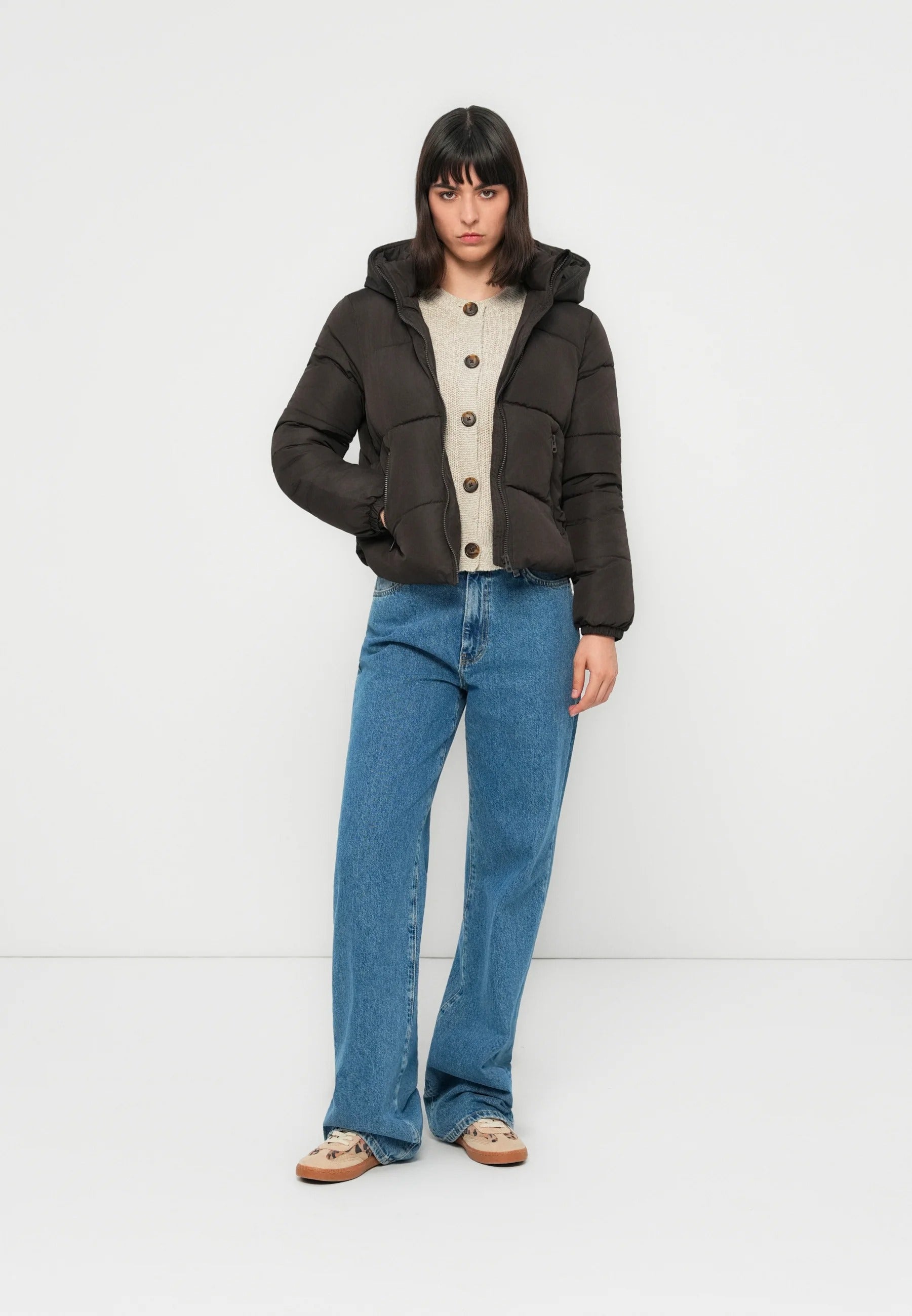 Krótka czarna kurtka z kapturem