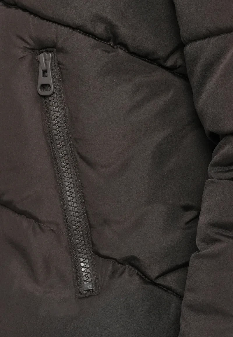 Krótka czarna kurtka z kapturem