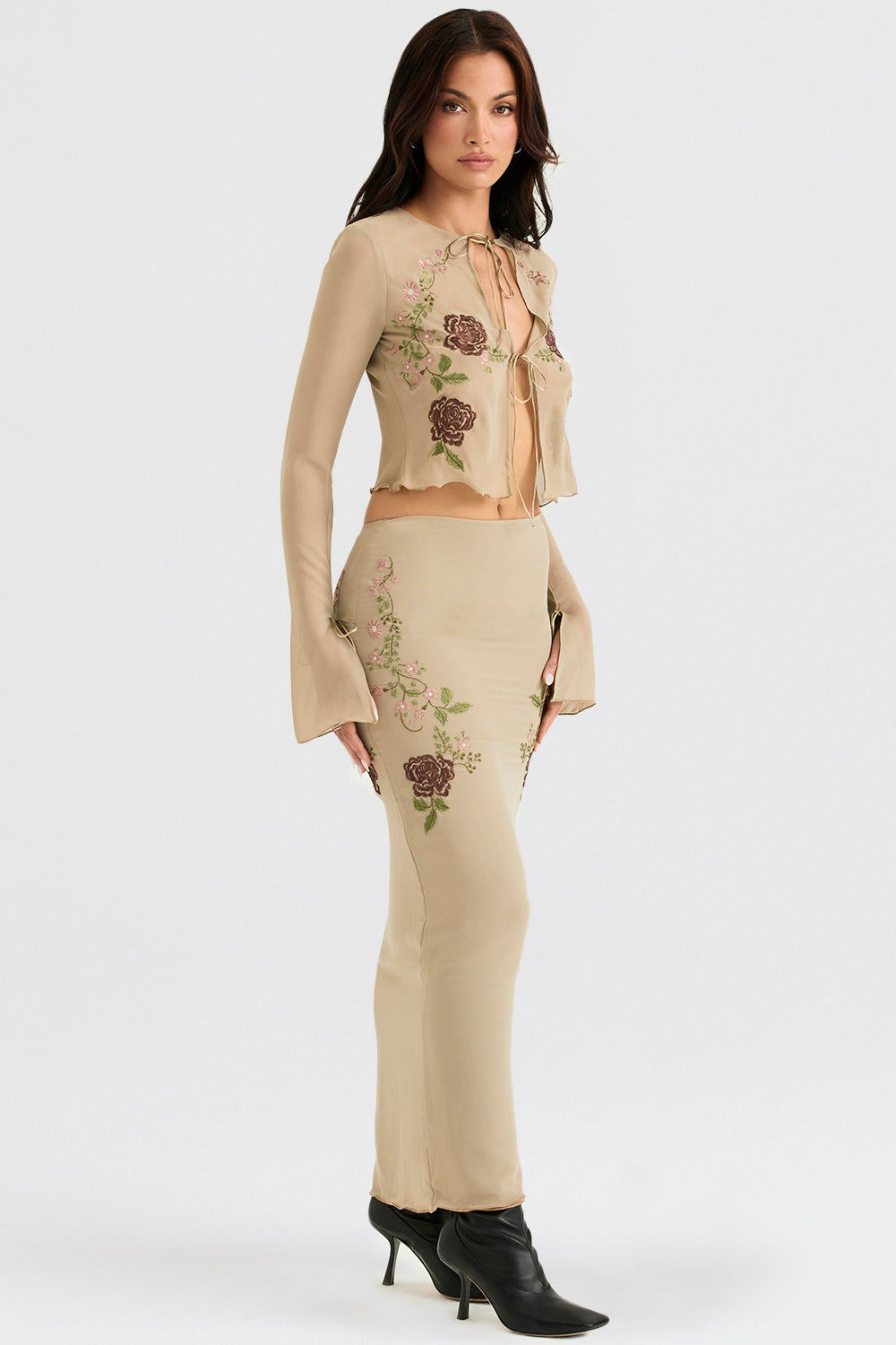 Top w kolorze karczocha z kwiatową kokardką z przodu i spódnicą maxi